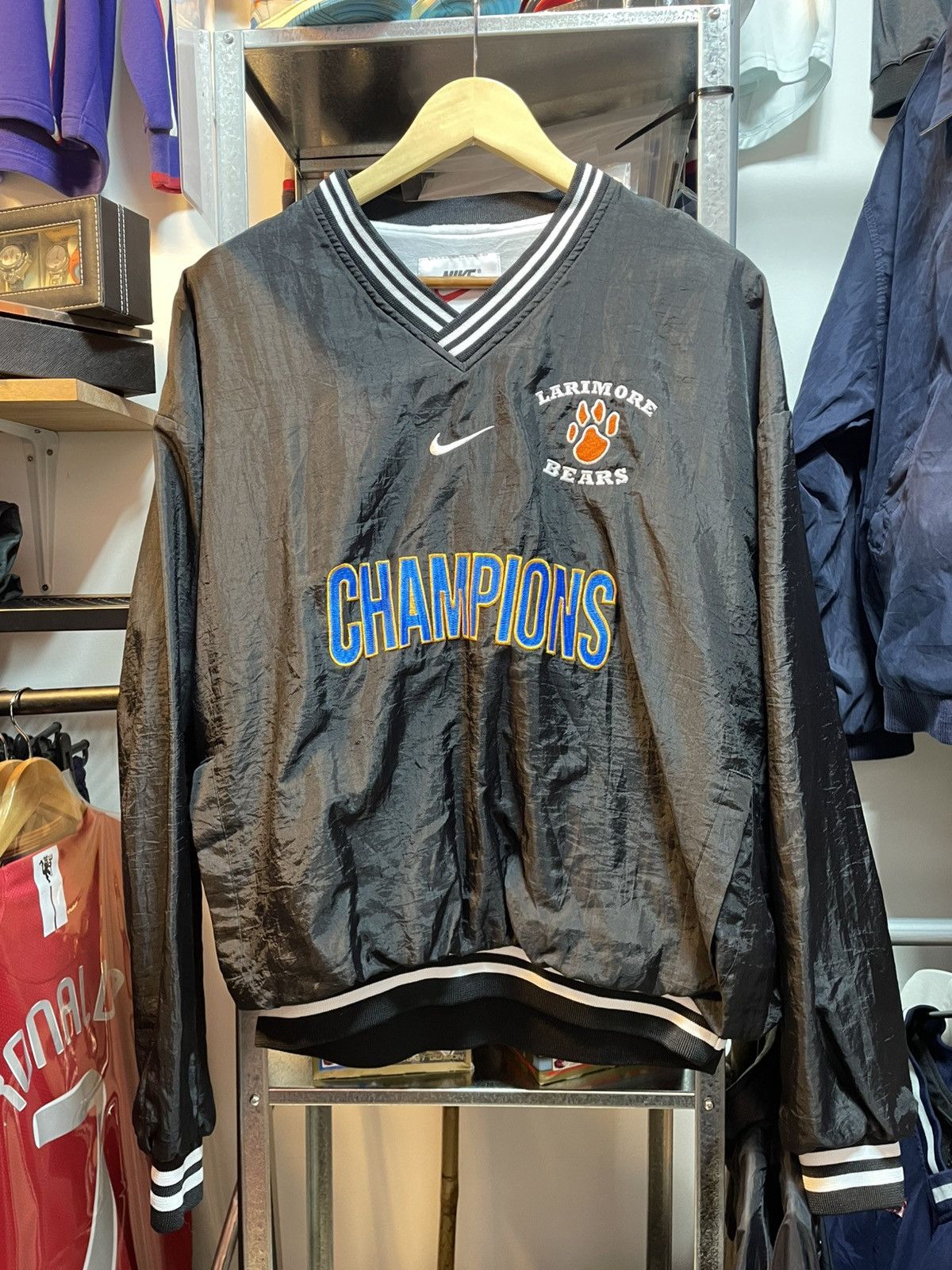 Nike Vintage Nike Center Swoosh V-Neck Windbreaker Size US L / EU 52-54 / 3 - 1 Thumbnail