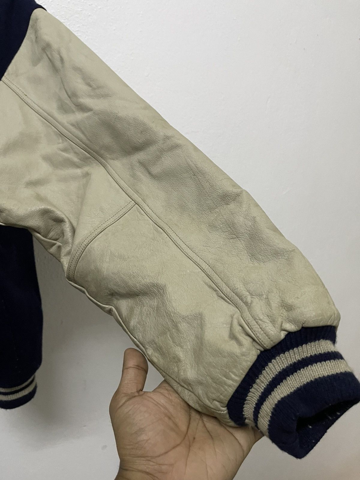 Japanese Brand 2000s SUNTORY BOSS COFFEE VARSITY LEATHER SLEEVE DISTRESSED Size US M / EU 48-50 / 2 - 18 Thumbnail
