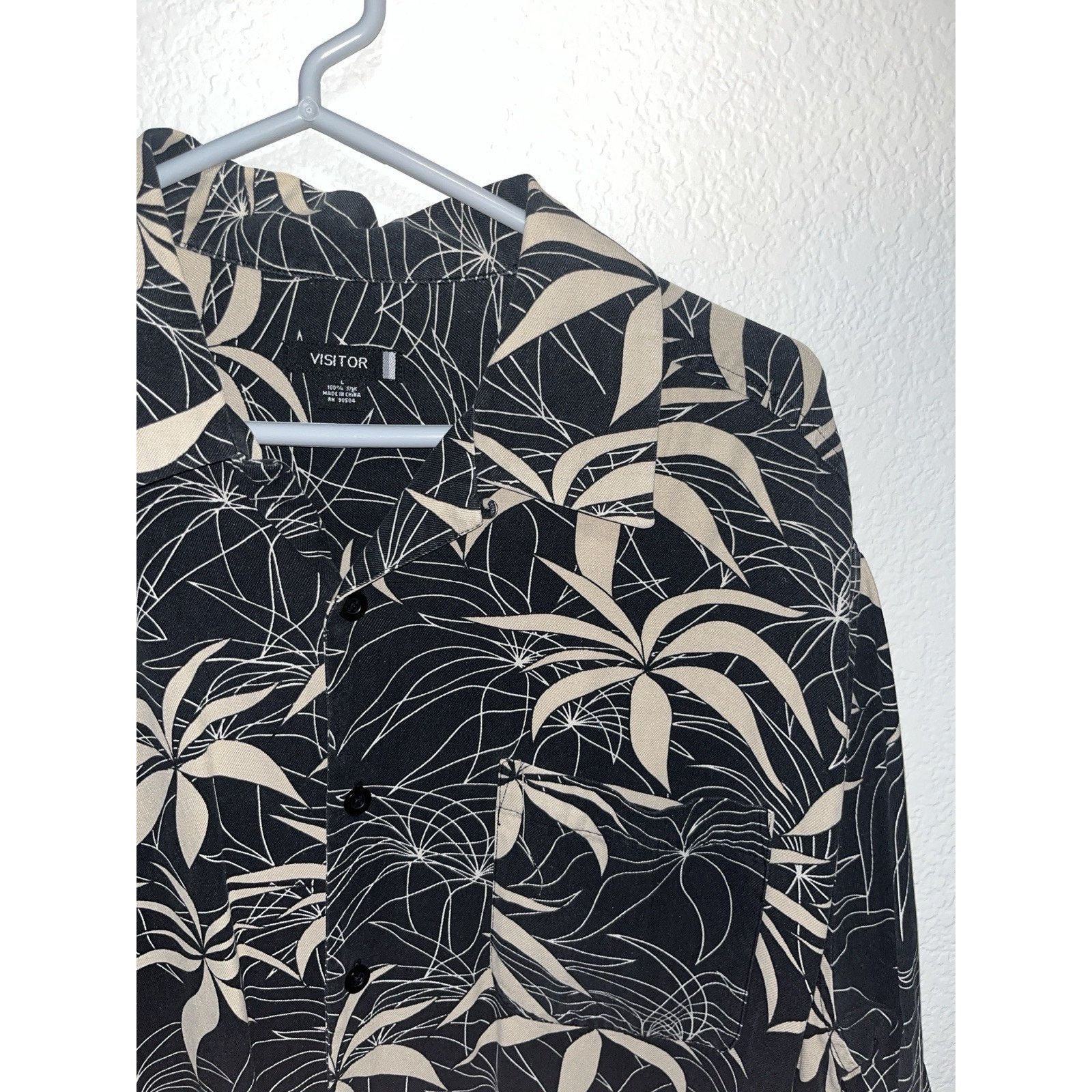 Tommy Bahama Visitor Silk Hawaiian Shirt Large Black Beige Floral Button Size US L / EU 52-54 / 3 - 2 Thumbnail