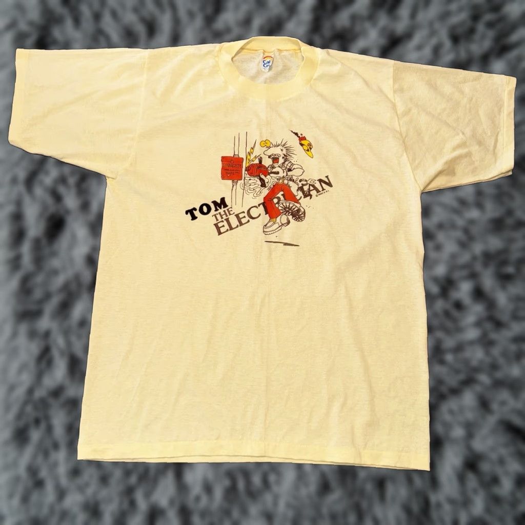 Jerzees VINTAGE Tom The Electrician Cal Cru 1980s Jerzees T-Shirt XL Yellow Crew Neck Short Sleeve Men Size US XL / EU 56 / 4 - 1 Thumbnail