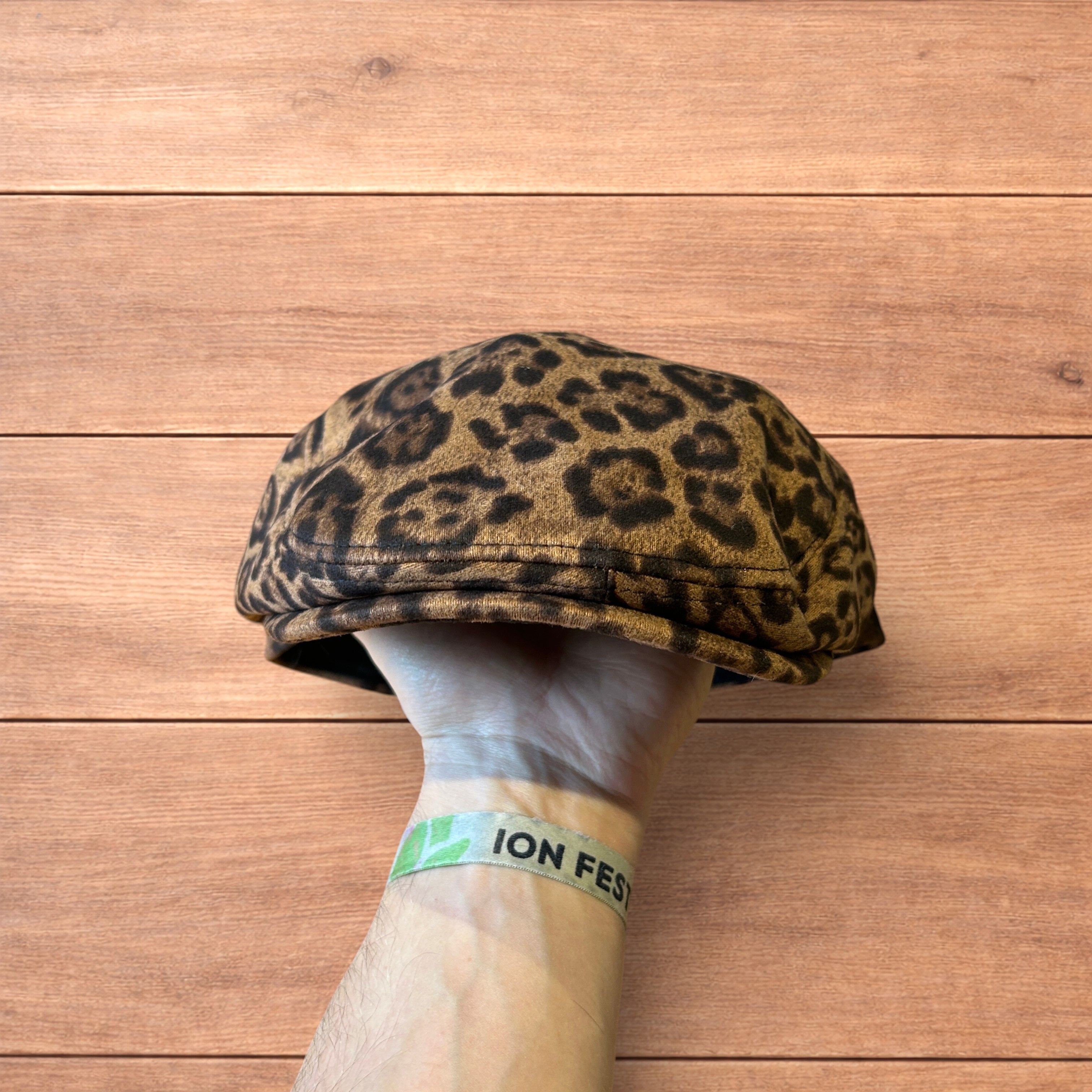 Japanese Brand Vintage style newsboy flat cap beret in leopard colour way.. Size ONE SIZE - 2 Thumbnail
