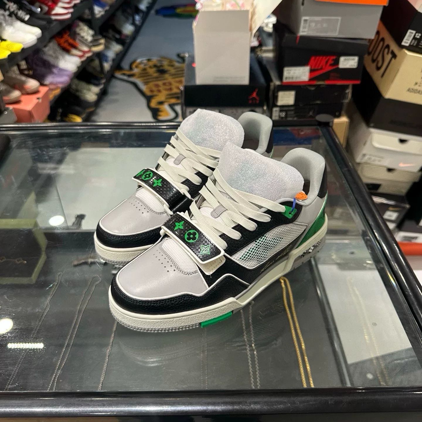Louis Vuitton Louis Vuitton Green Lowtop Sneakers 7.5 Men Size US 7.5 / EU 40-41 - 1 Thumbnail