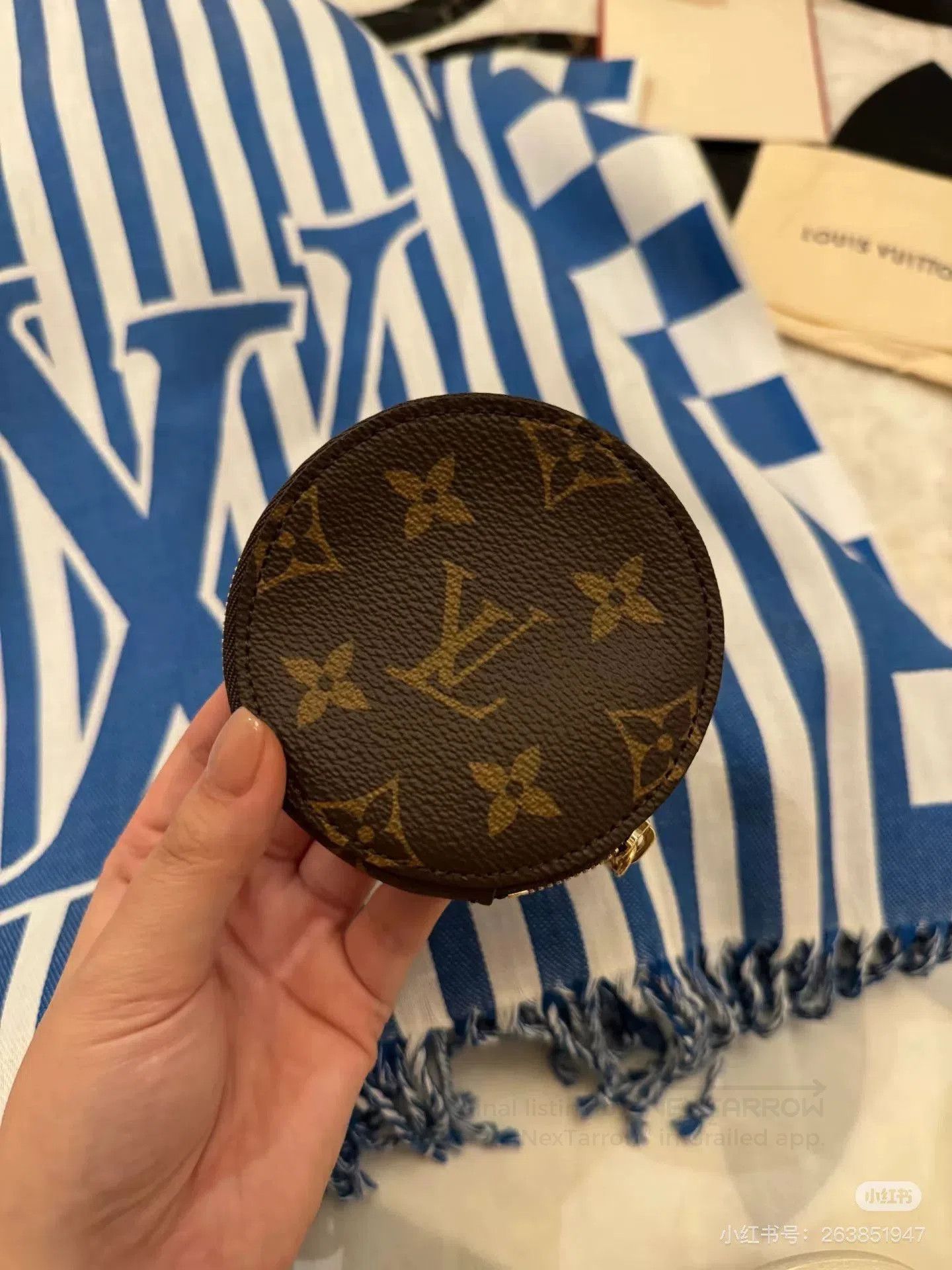 Louis Vuitton LV Classic Monogram Round Coin Purse. Size ONE SIZE - 6 Thumbnail