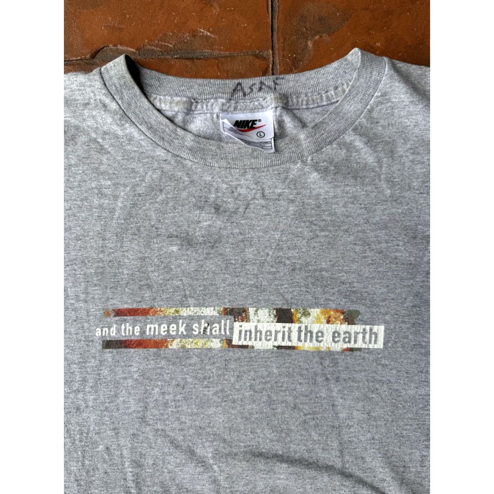Nike VINTAGE Nike Football Helmet Inherit The Earth T-Shirt Large Men Shirt 90s Sports Graphic Print Gray Cotton Crew Neck Short Sleeve Logo Size US L / EU 52-54 / 3 - 4 Thumbnail