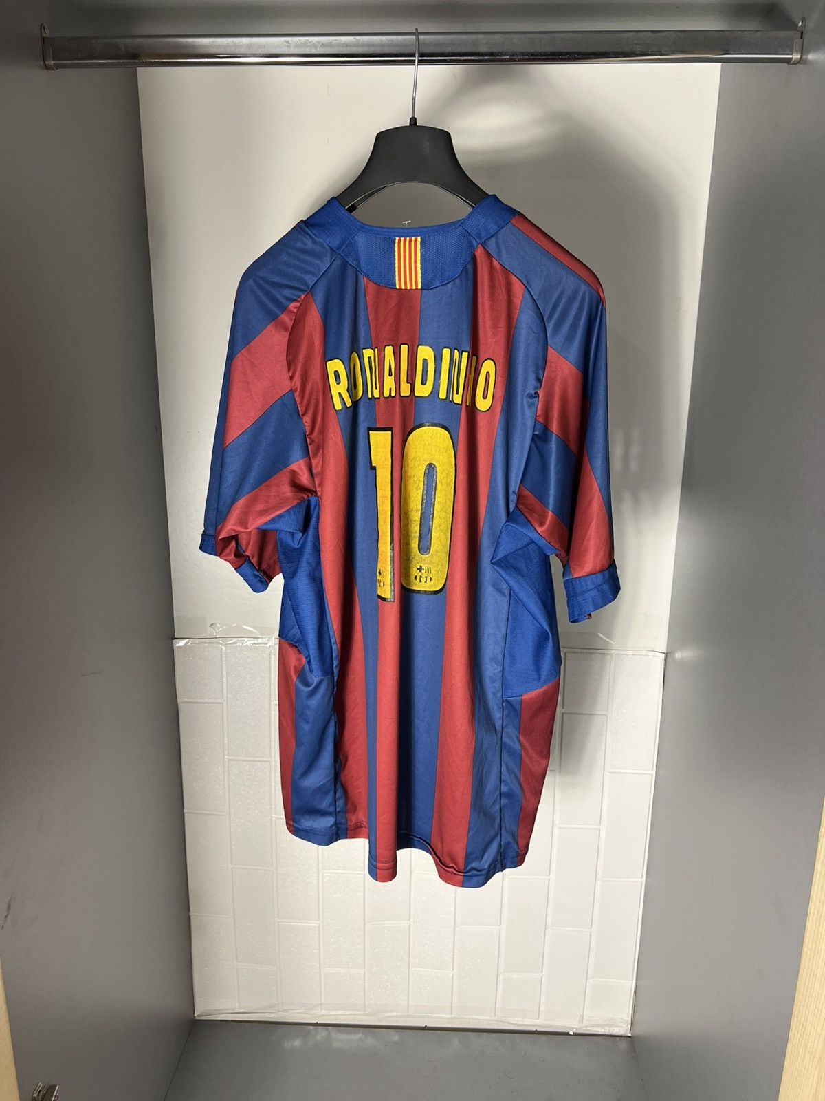 Vintage VERY RARE FC BARCELONA SPAIN RETRO SOCCER JERSEY Y2K 90s Size US XL / EU 56 / 4 - 1 Thumbnail