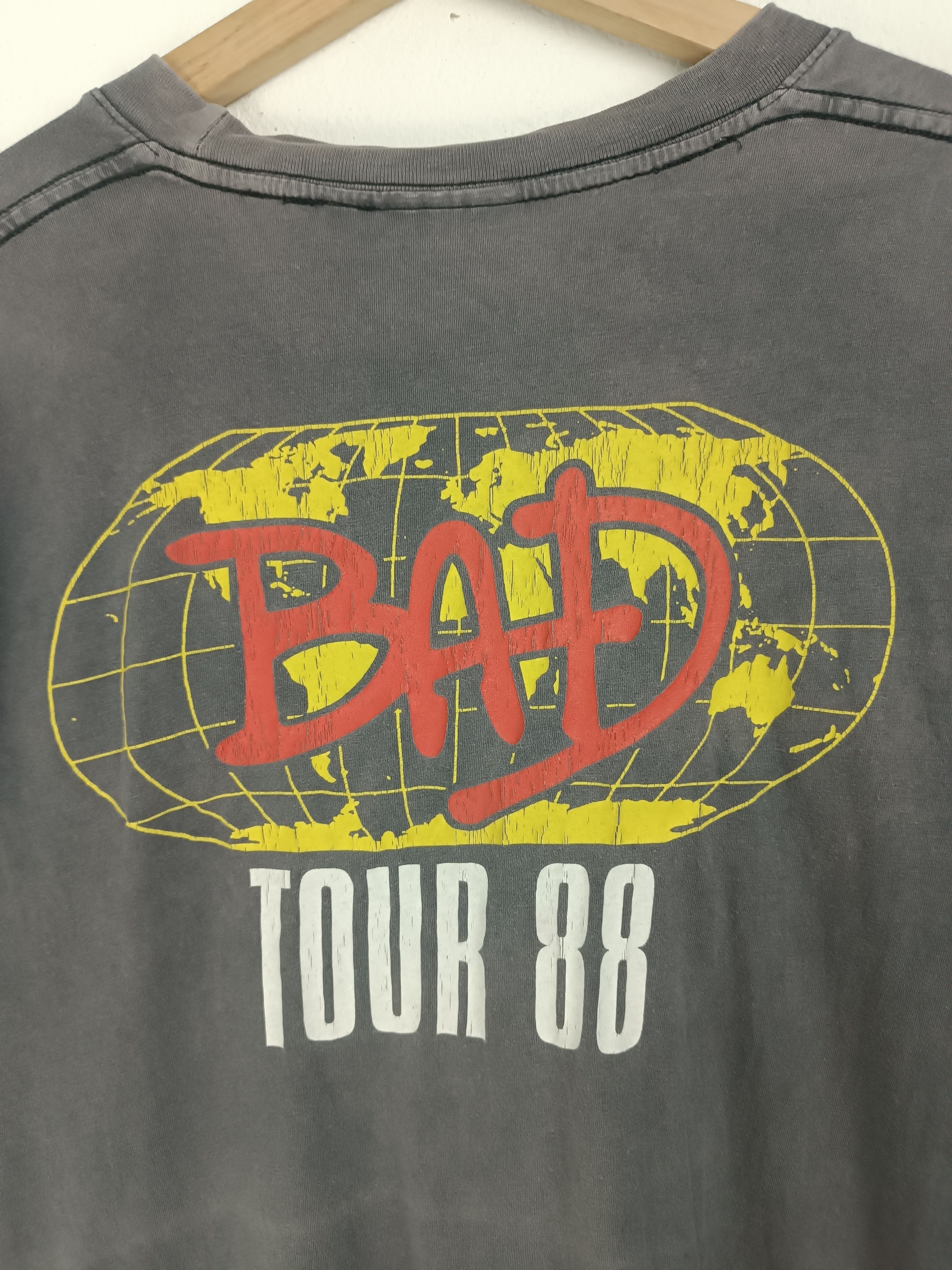 Michael Jackson VINTAGE FADED MICHAEL JACKSON BAD TOUR 88 TEE Size US L / EU 52-54 / 3 - 13 Thumbnail