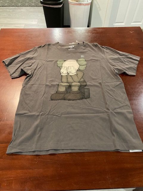 Kaws KAWS x Uniqlo Passing Through Tee Grey Size US XL / EU 56 / 4 - 1 Thumbnail