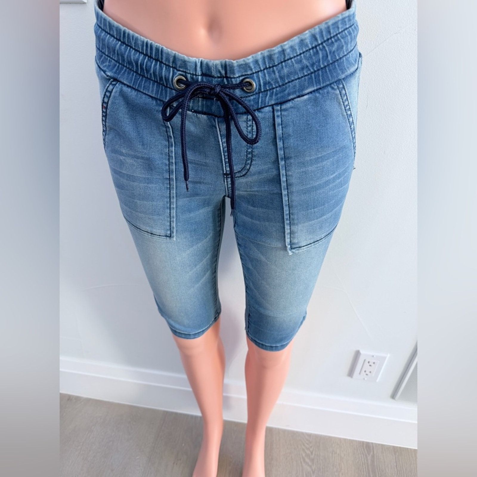 Guess New Guess Y2K Blue Denim Bermuda Shorts size 24. 71% cotton. Size 24" / US 00 / IT 34 - 2 Thumbnail