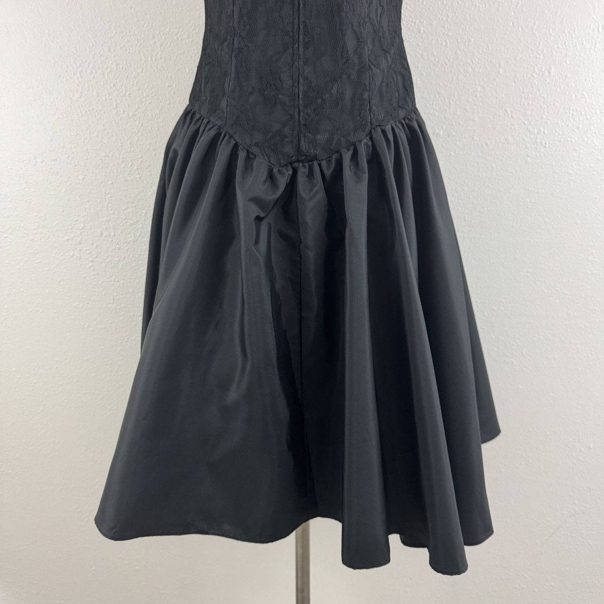 Vintage Vintage 90s Black Velvet Silver Floral Glitter Mini Dress Size S / US 4 / IT 40 - 9 Thumbnail