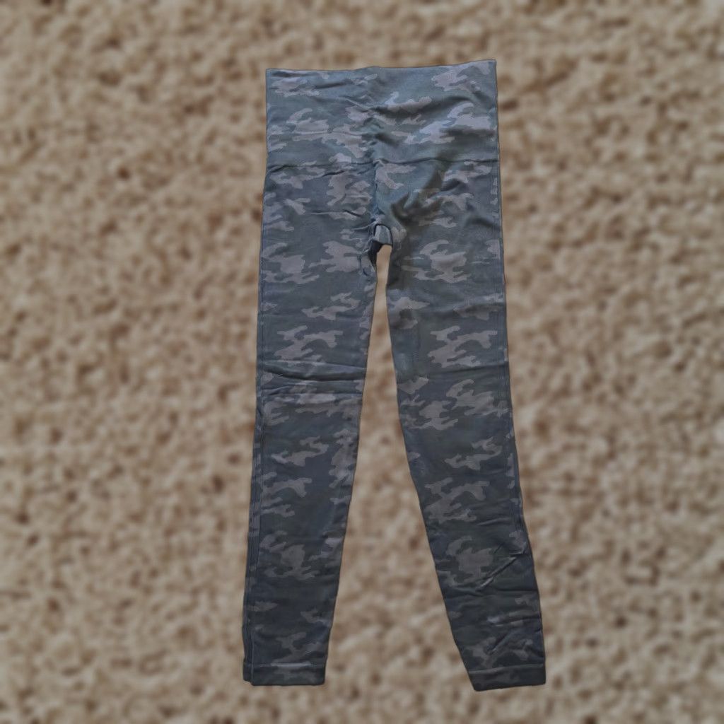 Spanx Spanx Leggings Women XL Black Gray Camo Look at Me Now Seamless Compression 7/8 Length Athleisure Size 40" / US 18 - 1 Thumbnail