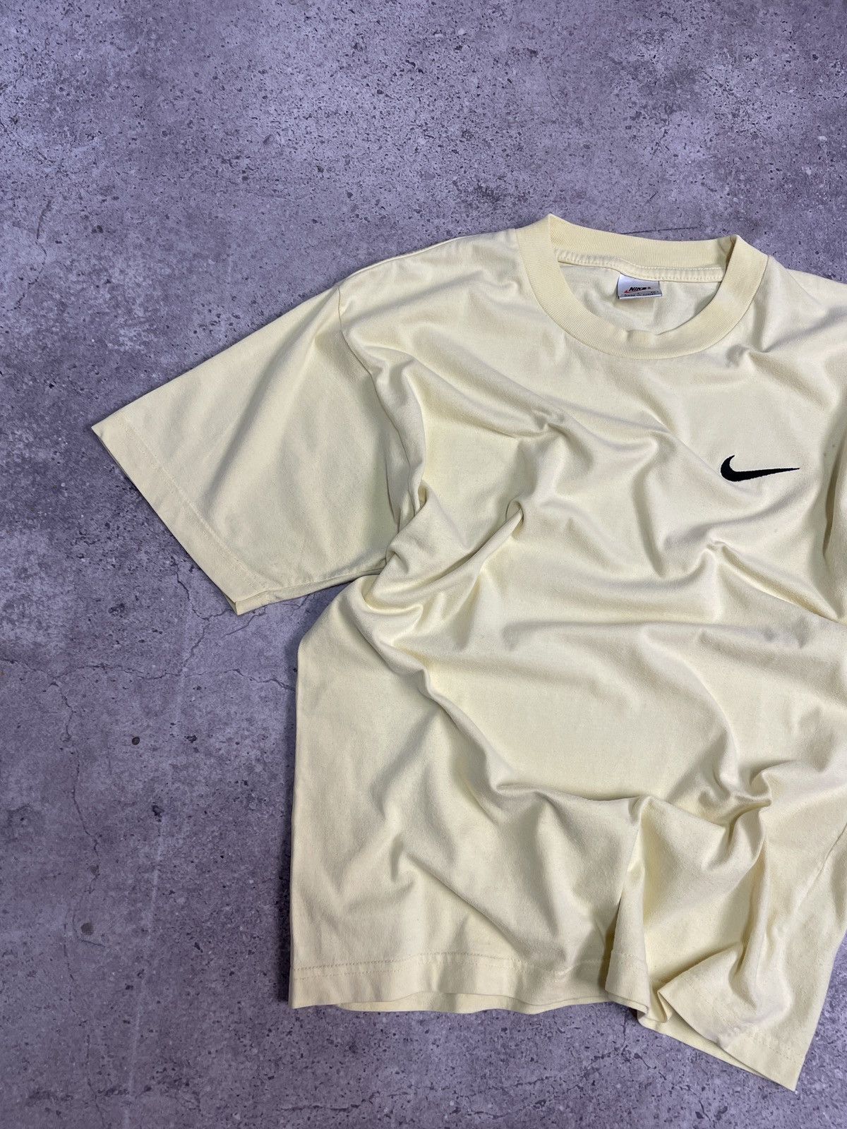 Vintage Vintage Nike Swoosh Tee Centre Logo Y2K T-shirt Size US M / EU 48-50 / 2 - 2 Thumbnail