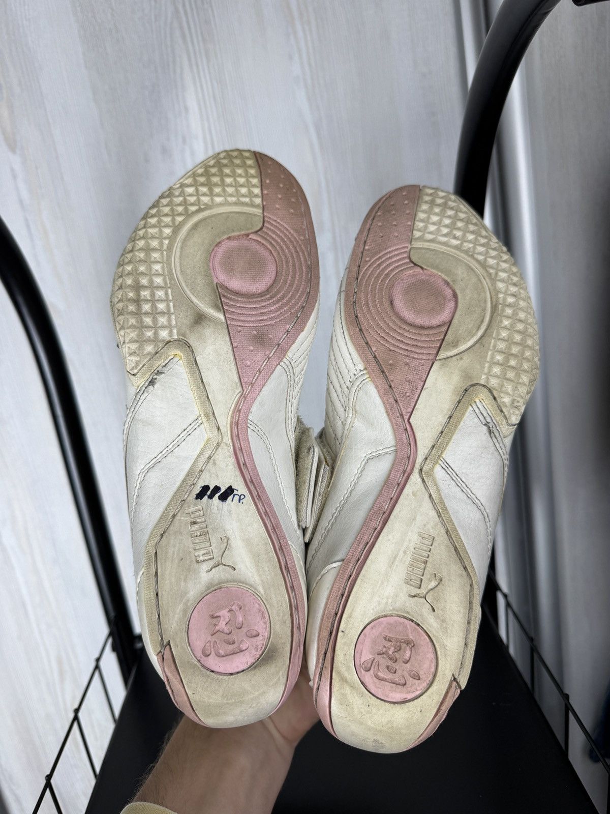 Puma Puma UKE V Limited Edition y2k 00s white pink leather shoes Size US 7 / EU 40 - 14 Thumbnail