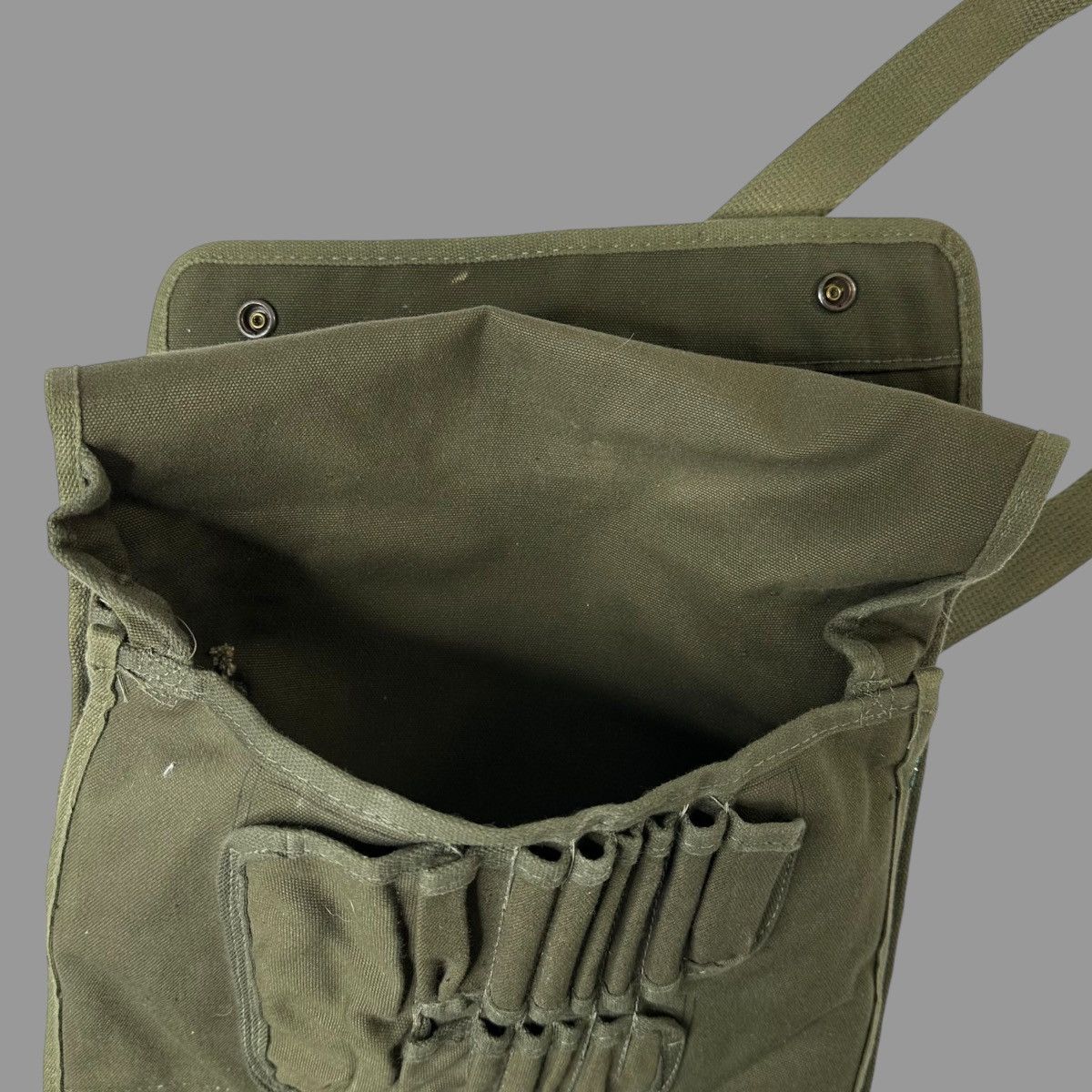 Vintage Vintage ww2 era military gas mask bag Size ONE SIZE - 5 Thumbnail