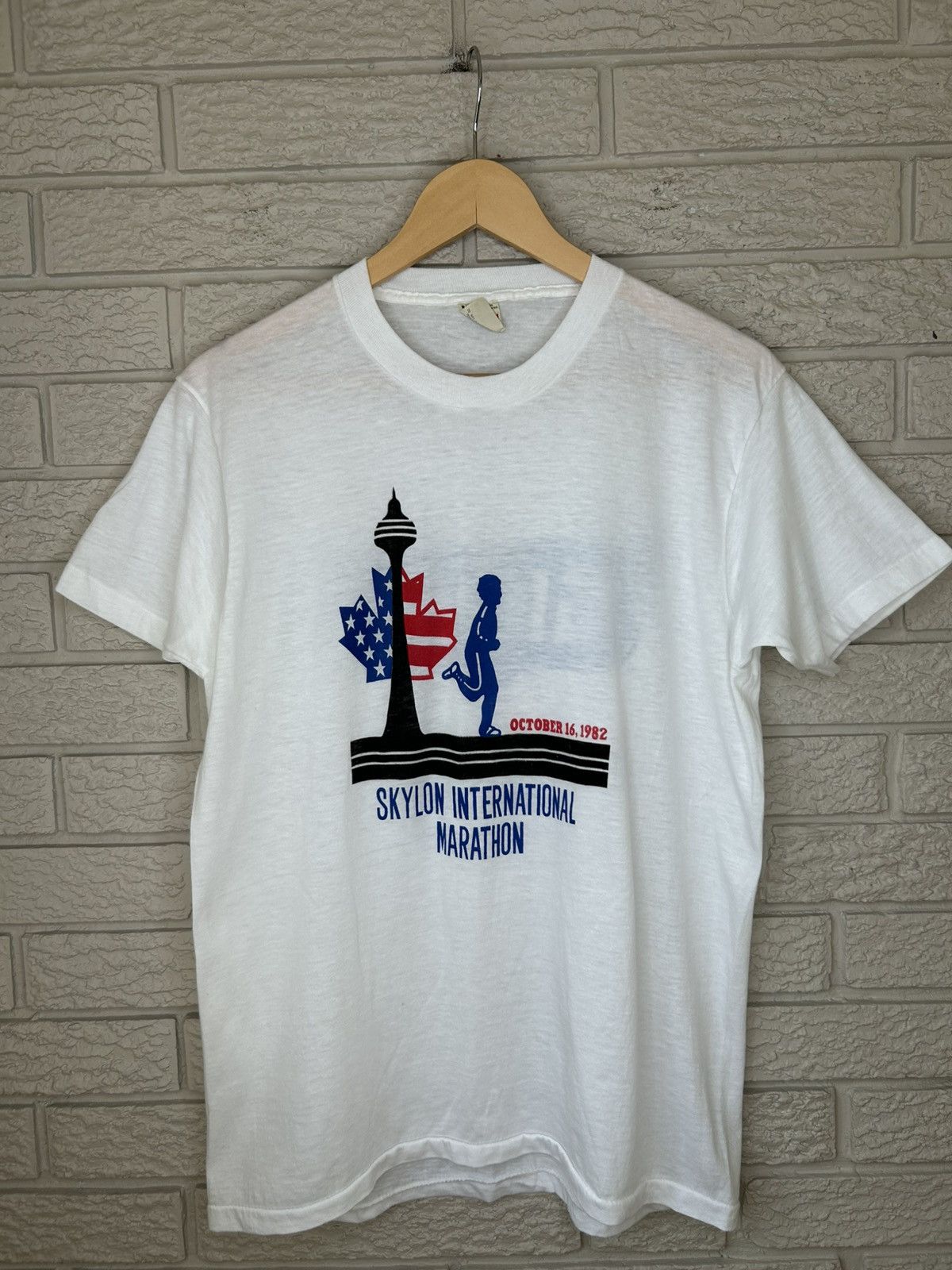 Vintage Vintage 80s USA Canada Skylon Marathon Thin T Shirt Size US M / EU 48-50 / 2 - 1 Thumbnail