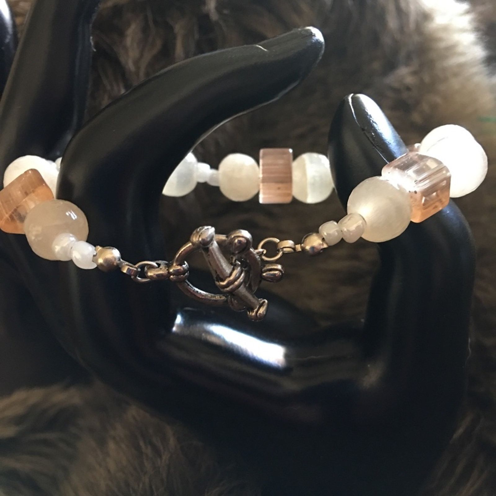Handmade Peaches and cream glass bead bracelet Size ONE SIZE - 3 Thumbnail