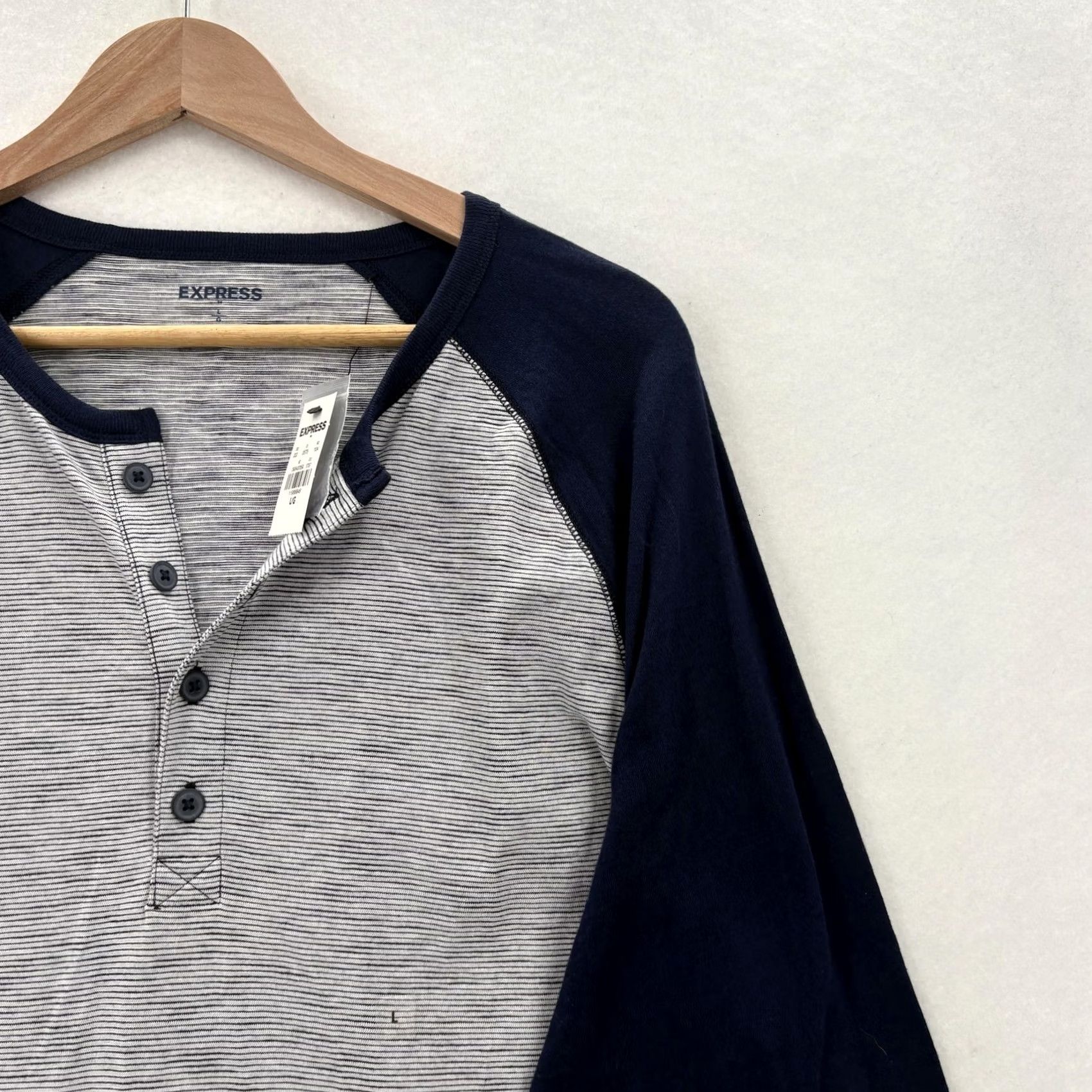 Express Express Henley Shirt Mens Large Gray Navy Striped 3/4 Sleeve Raglan Casual NWT Size US L / EU 52-54 / 3 - 2 Thumbnail