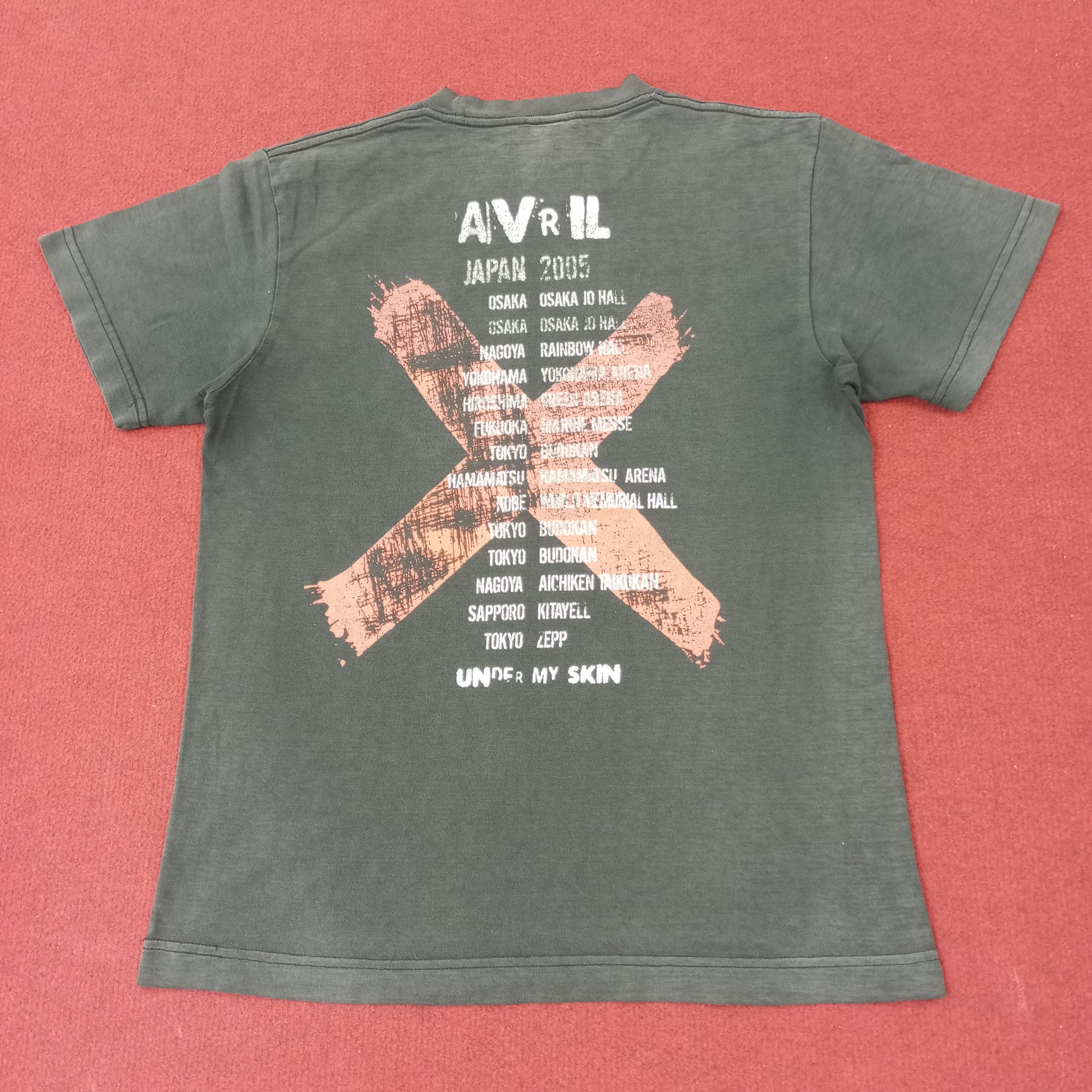 Band Tees Avril Lavigne Singer Music Japan 2005 Tour Tshirt c249n69 Size US S / EU 44-46 / 1 - 7 Thumbnail