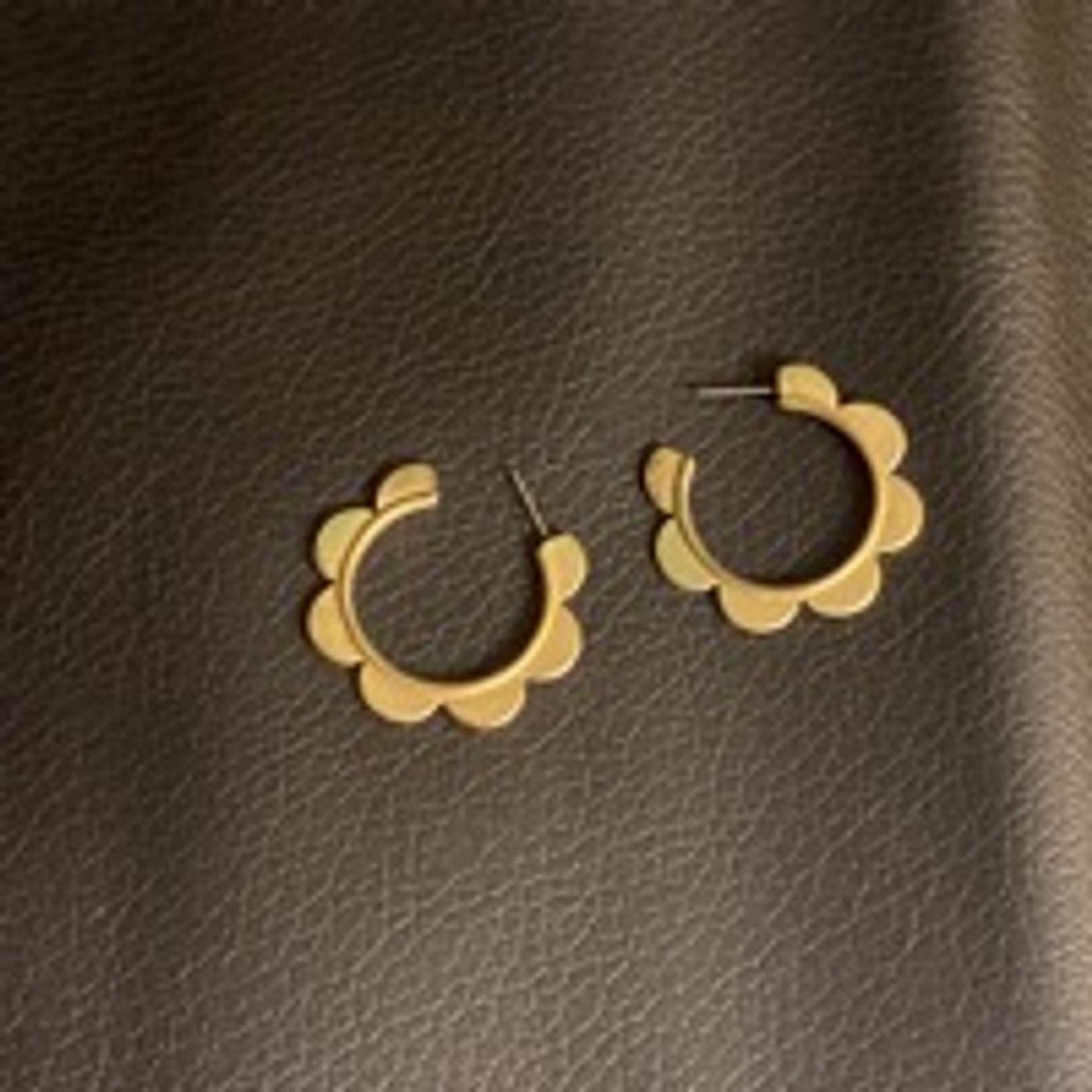 Vintage Gold Flower Hoop Earrings Retro Petal Design Lightweight Size ONE SIZE - 4 Thumbnail