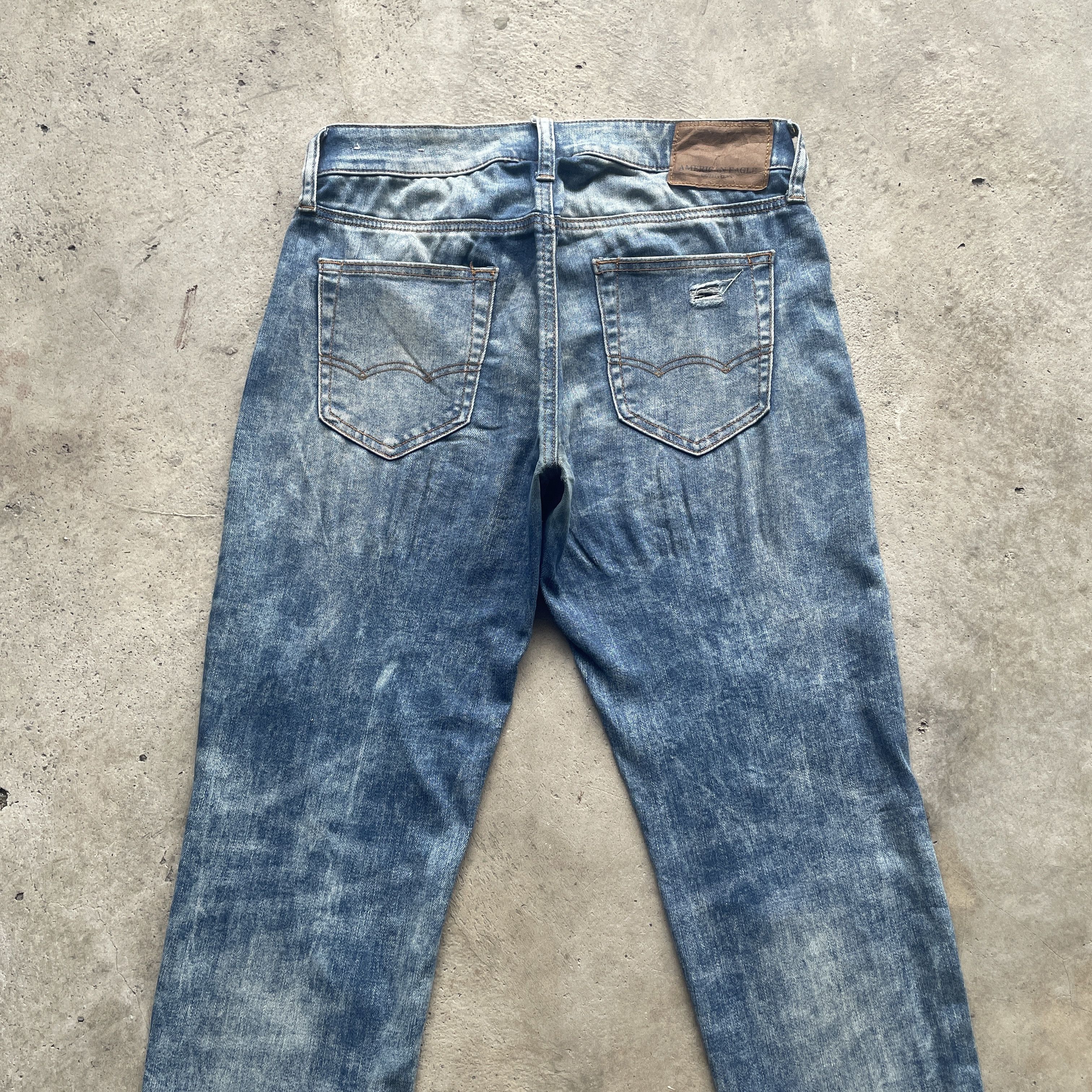 American Eagle Outfitters W31 AMERICAN EAGLE OUTFITTERS RIPPED FADED DISTRESSED JEANS Size US 31 - 9 Thumbnail