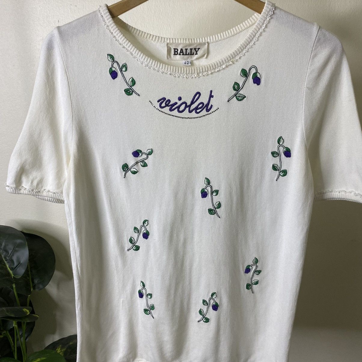Bally Vintage Bally Embroidery Floral Detailing Women T Shirt Size S / US 4 / IT 40 - 2 Thumbnail