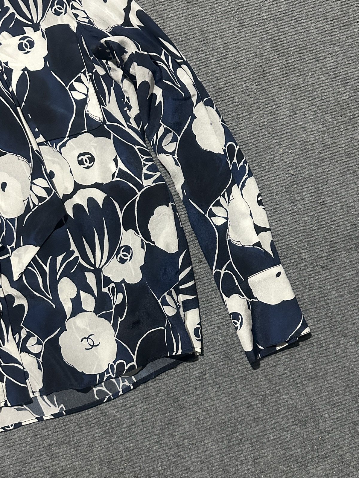 Chanel Chanel - camellia pattern silk blouse Size XS / US 0-2 / IT 36-38 - 4 Thumbnail