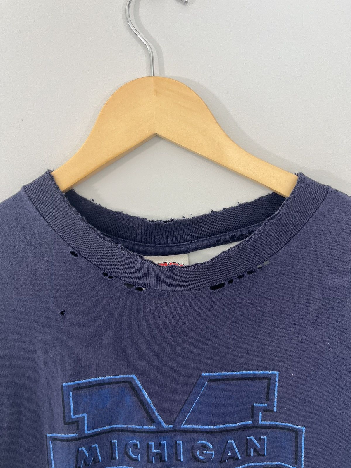Vintage Thrashed Michigan Wolverines Cut Off College Tee Size US L / EU 52-54 / 3 - 3 Thumbnail