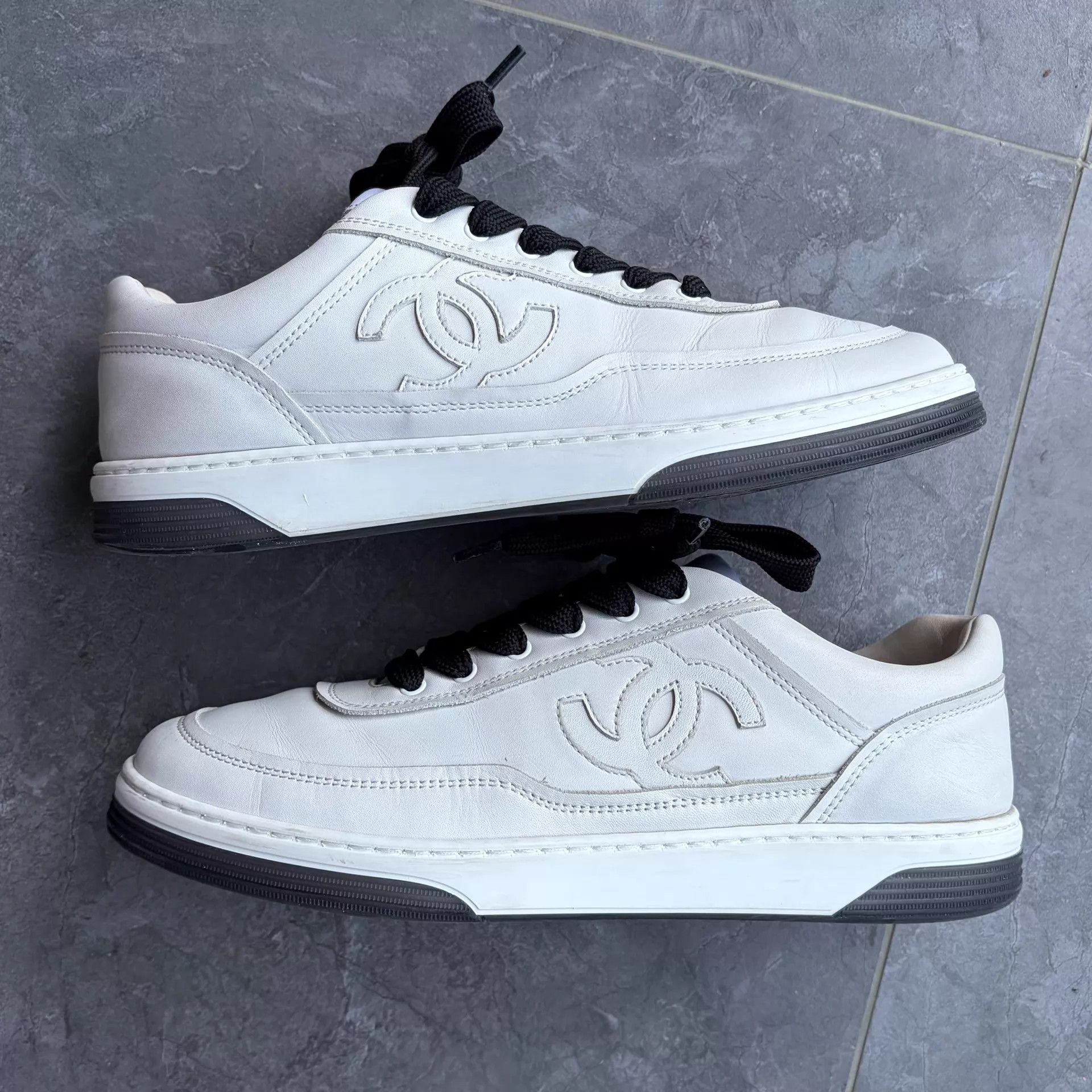 Chanel Chanel Sneaker 38.5 Lightly Worn Slight Sole Wear Size US 8 / IT 38 - 3 Thumbnail
