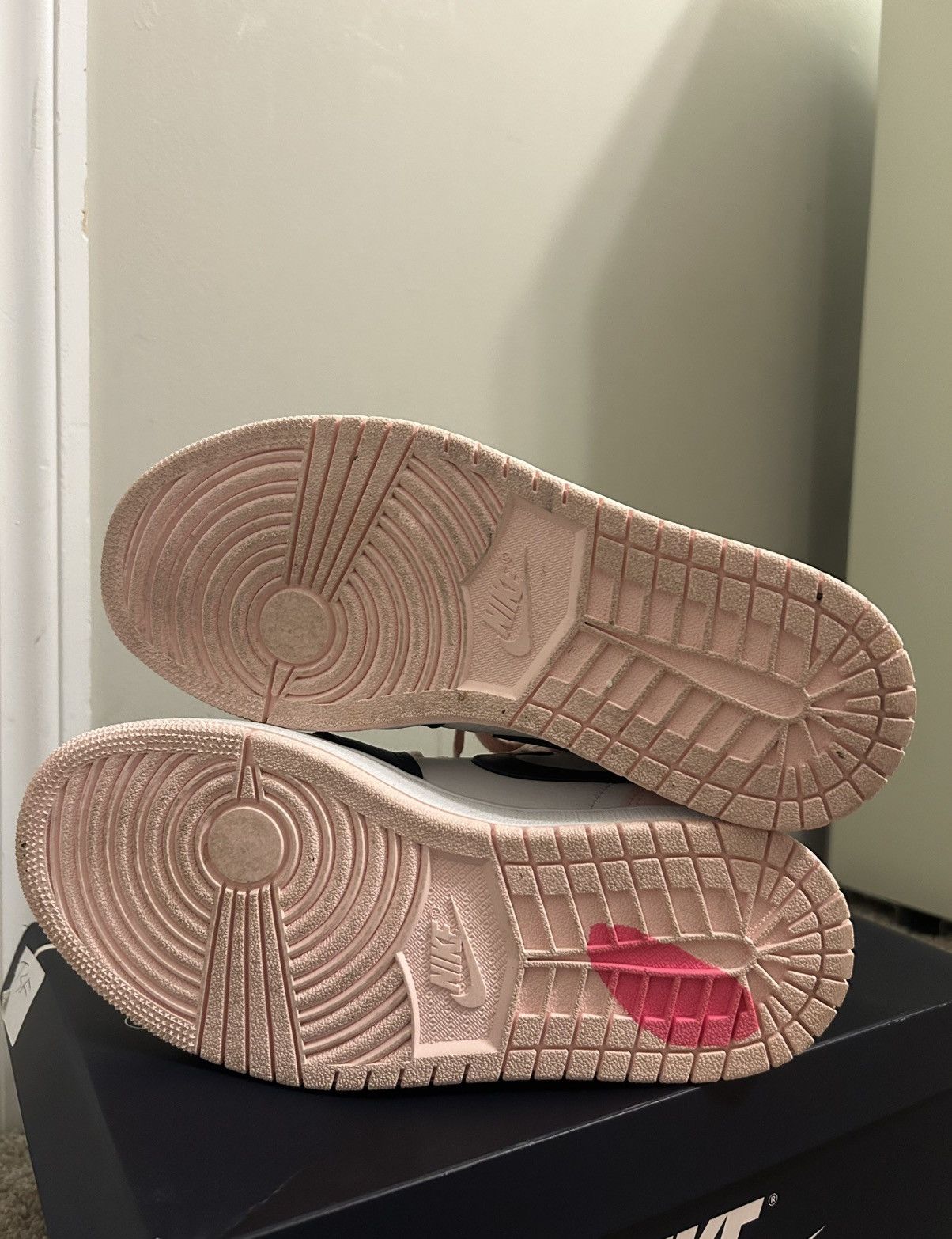 Jordan Brand Jordan 1 Retro High OG "Atmosphere" (Bubble Gum) Women's 6.5 Size US 6.5 / IT 36.5 - 5 Thumbnail