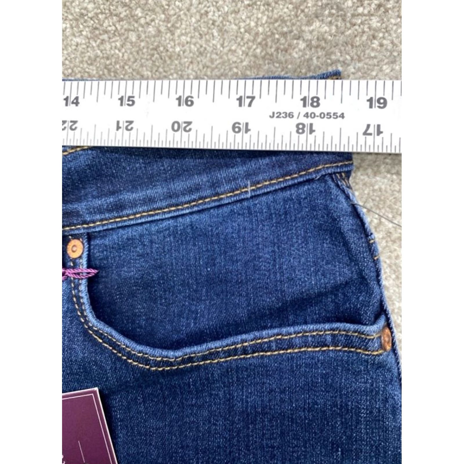 Gloria Vanderbilt Gloria Vanderbilt Jeans Amanda 18 Womens Denim Stretch NWT Blue 37x28.5 5-Pocket Regular Rise Tailored Tapered Pattern Solid Shirt? Size 40" / US 18 - 6 Thumbnail