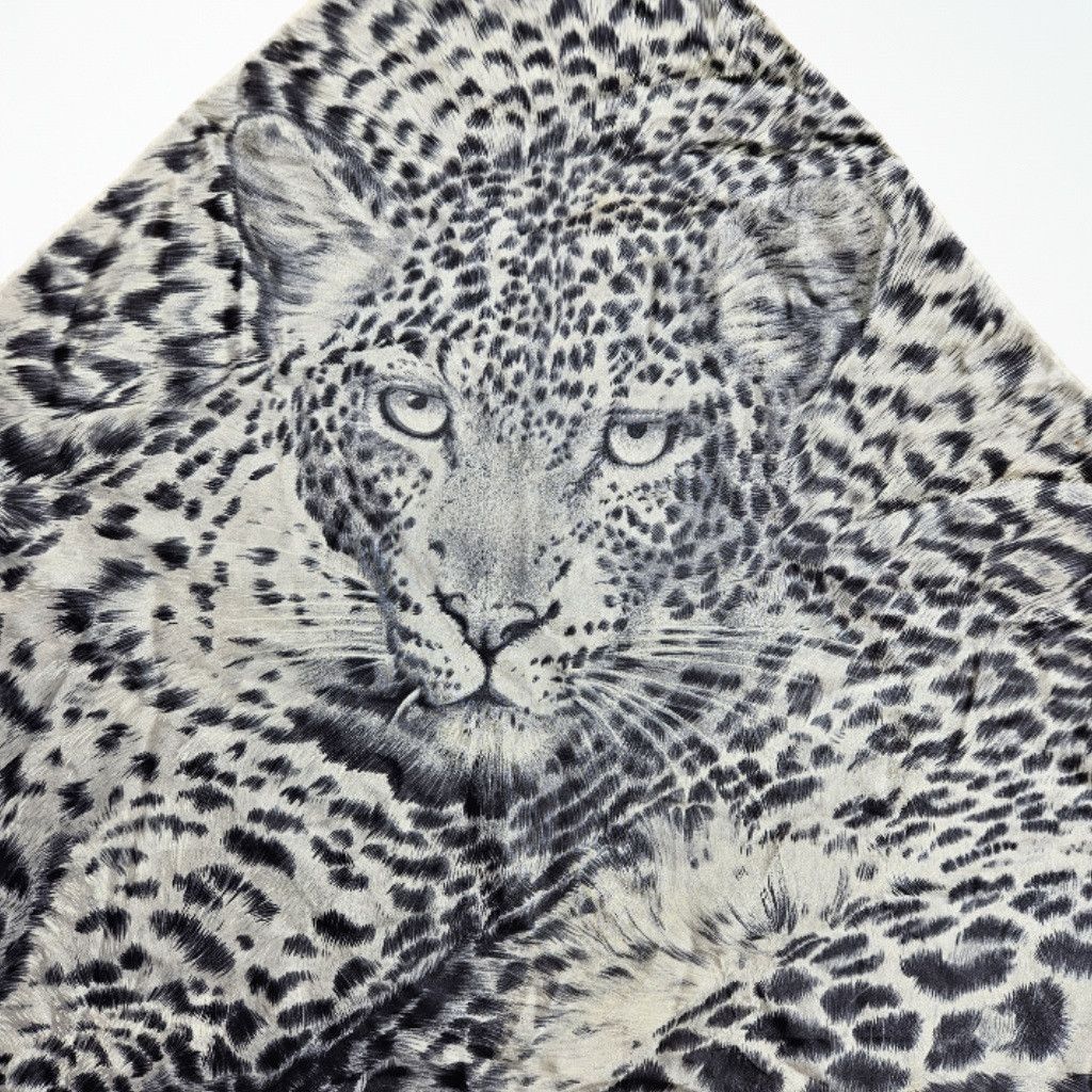Nordstrom Nordstrom 34x34" Scarf 100% Silk Vintage White Lion Handmade Size ONE SIZE - 6 Thumbnail