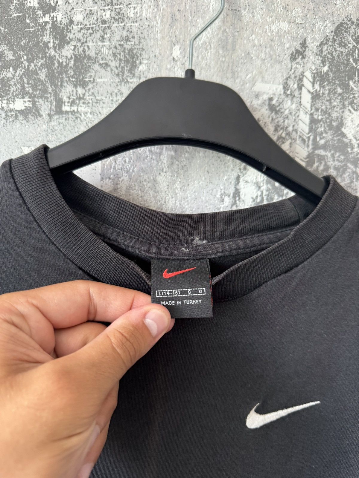 Nike × Vintage Vintage 90s Nike Faded Black T-shirt Size US M / EU 48-50 / 2 - 4 Thumbnail