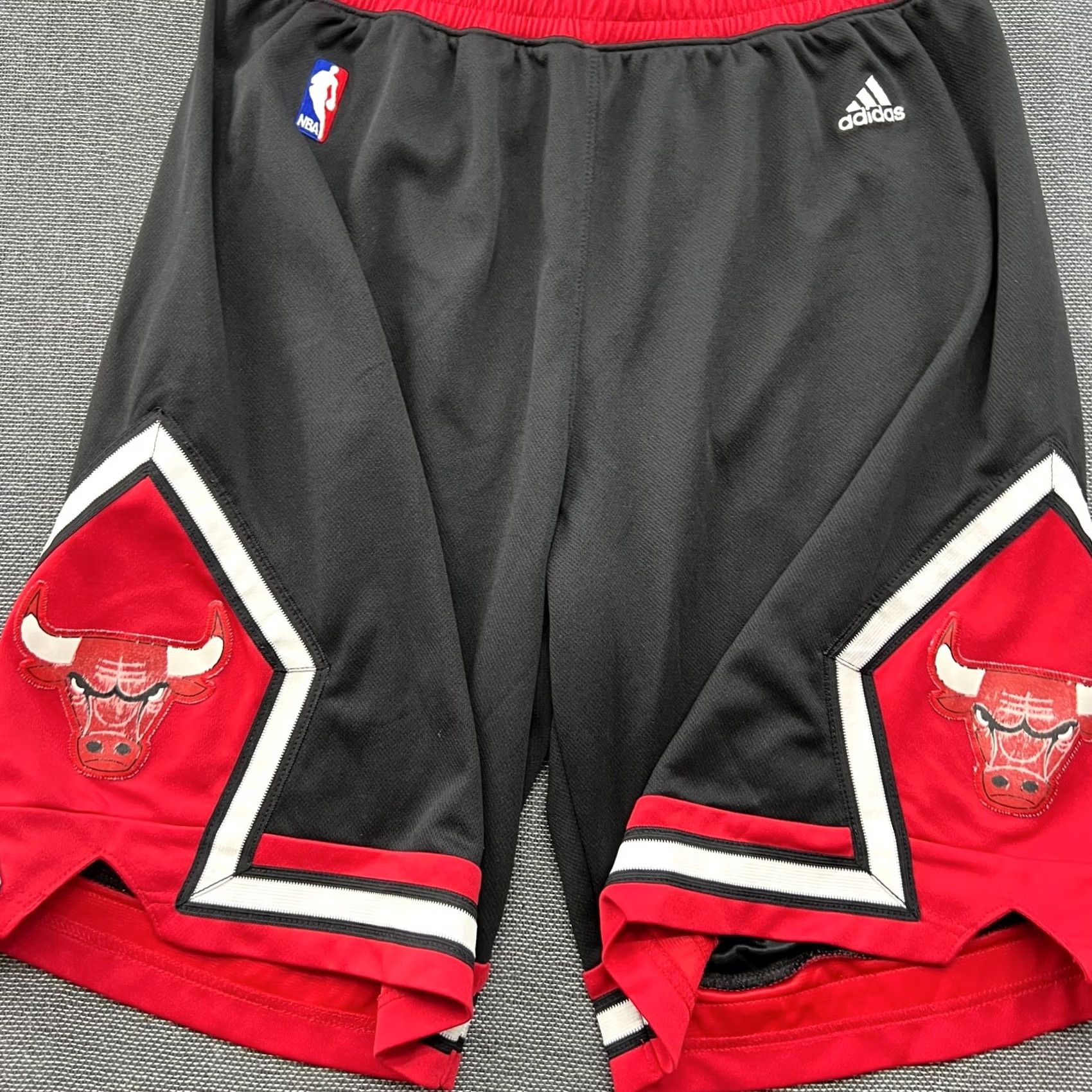 Adidas adidas Chicago Bulls 2013-2014 Away Mens Shorts L Basketball Adult NBA Adidas Size US 33 - 6 Thumbnail