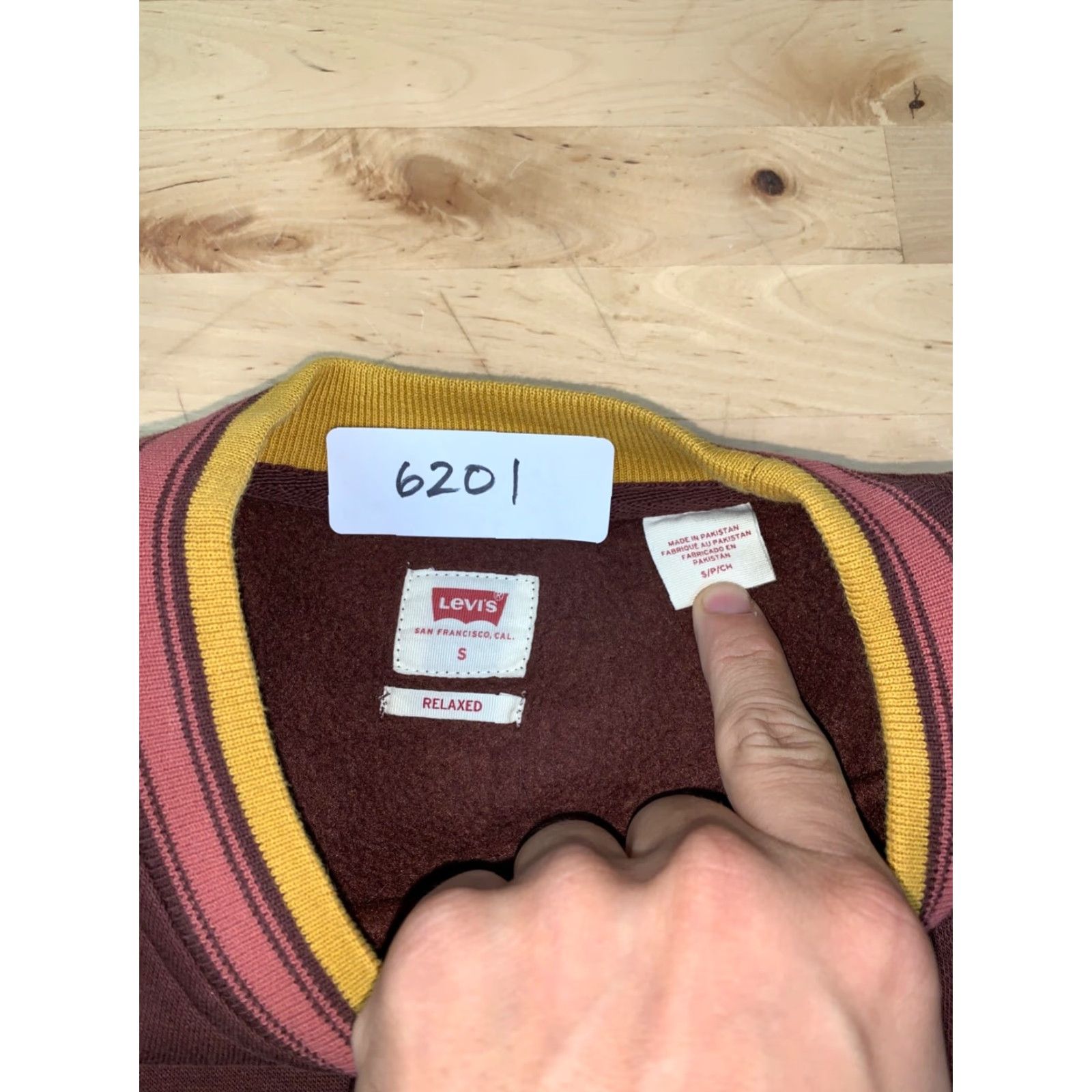 Levi's Levis Sweater Relaxed Fit Small Pullover Burgundy Yellow Color block #6201 Size US S / EU 44-46 / 1 - 3 Thumbnail