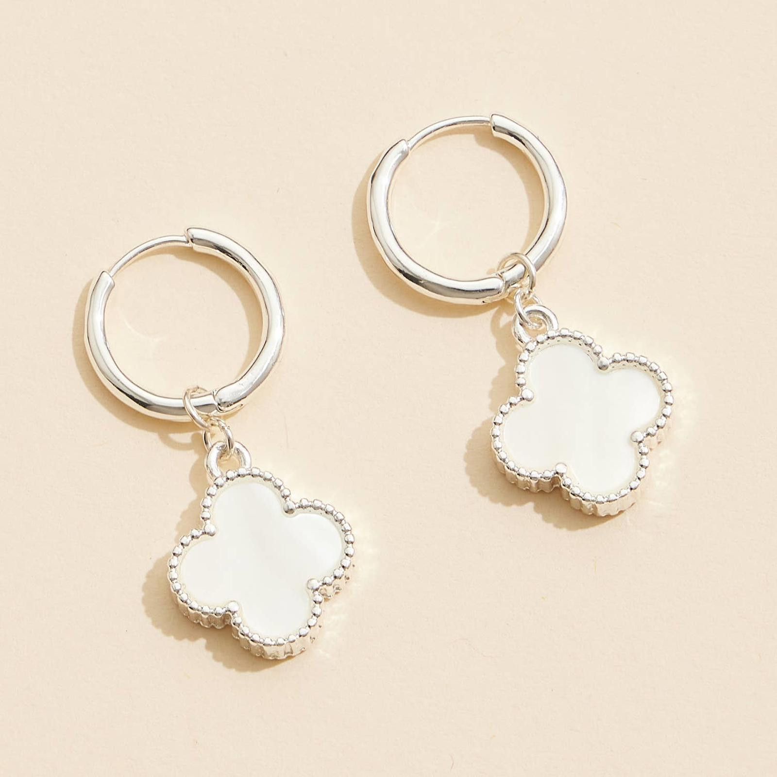 Other Flower Shape Shell Charm Hoop Earrings Size ONE SIZE - 4 Thumbnail