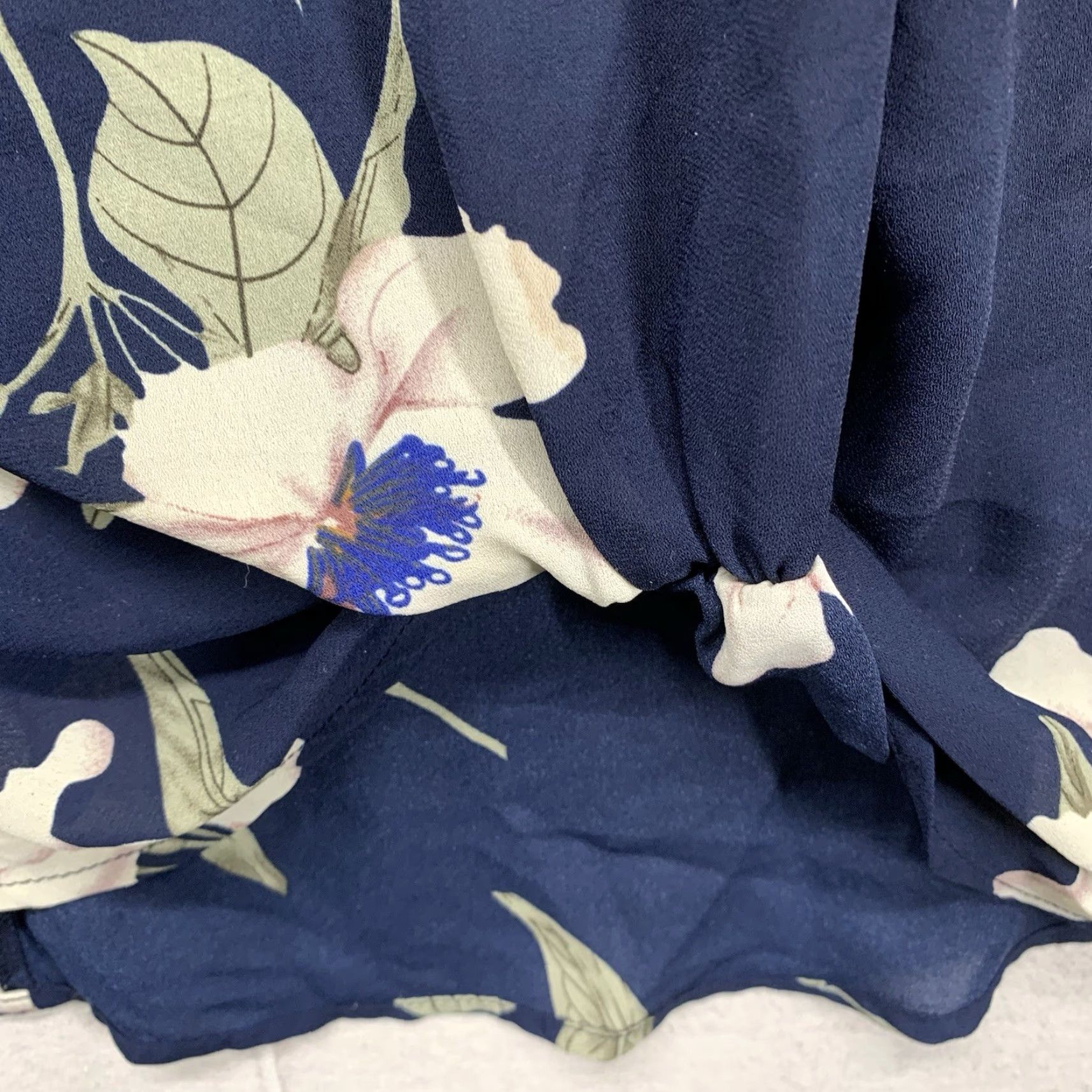 Vintage Women’s Blouse 2X Dark Blue Floral Tie Waist Sheer Lightweight Ivory Flowers Size XXL / US 16-18 / IT 52-54 - 7 Thumbnail