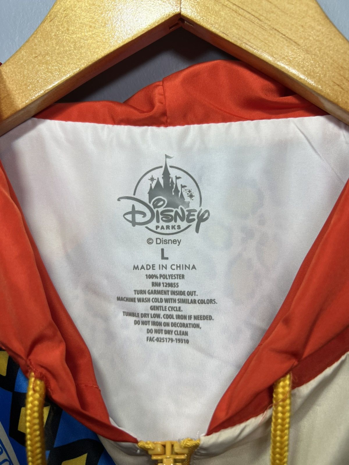 Disney 2019 Disney Parks Animal Kingdom Ficha Fellow Windbreaker Size US L / EU 52-54 / 3 - 3 Thumbnail