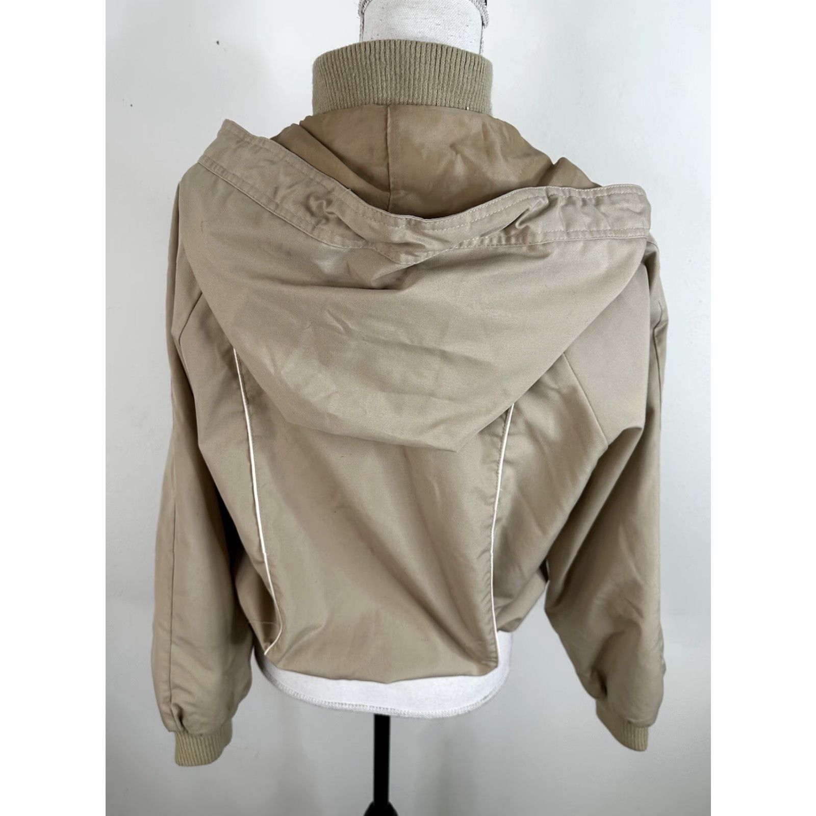 Vintage VINTAGE 80s Beige Windbreaker Light Jacket Coat Hooded Women’s Small Bomber Crop Jacket Women Size S Beige Windbreaker 80s Style Hooded Womens Size S / US 4 / IT 40 - 3 Thumbnail