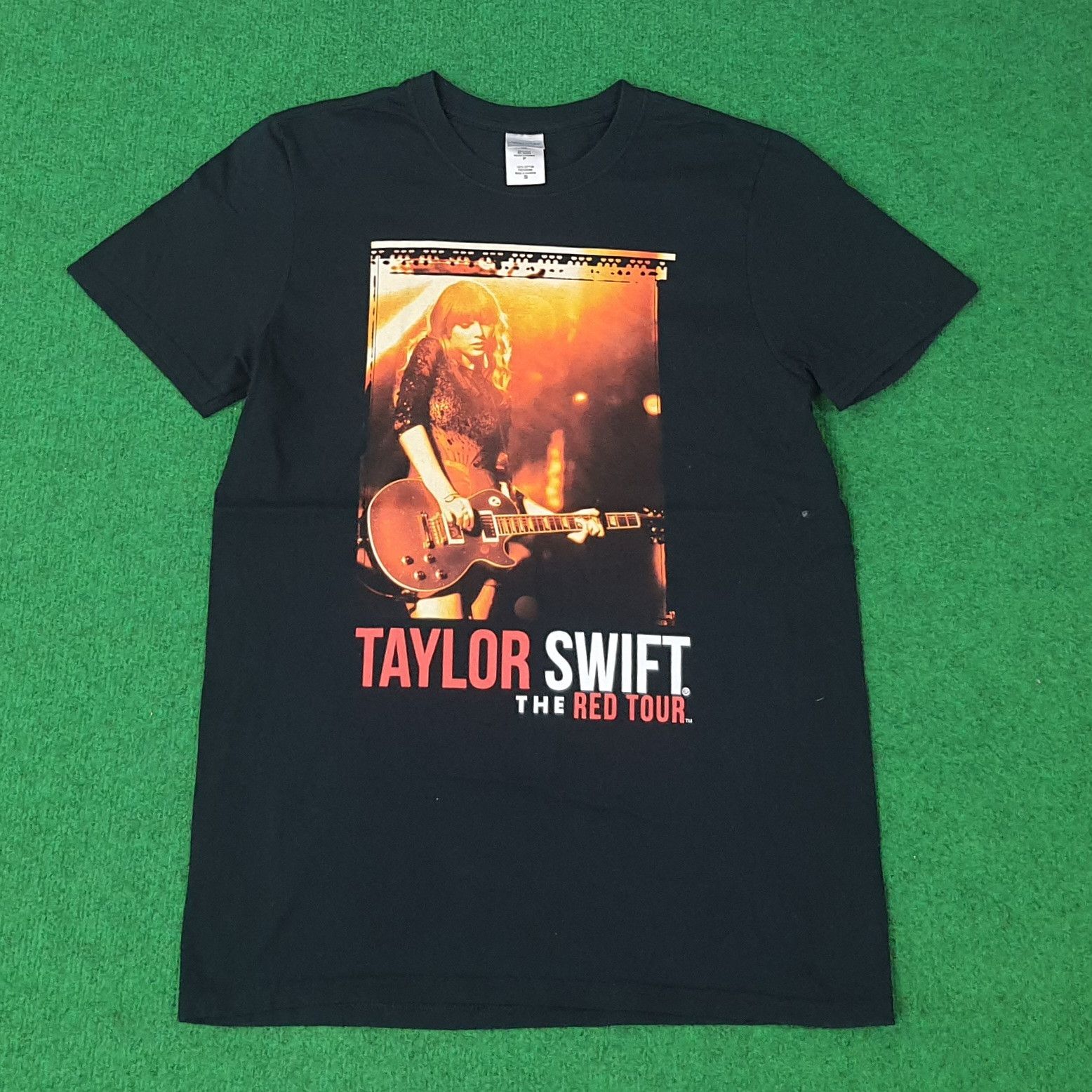 Band Tees Vintage Taylor Swift The Red Tour Tshirt C259N53 Size US XS / EU 42 / 0 - 1 Thumbnail