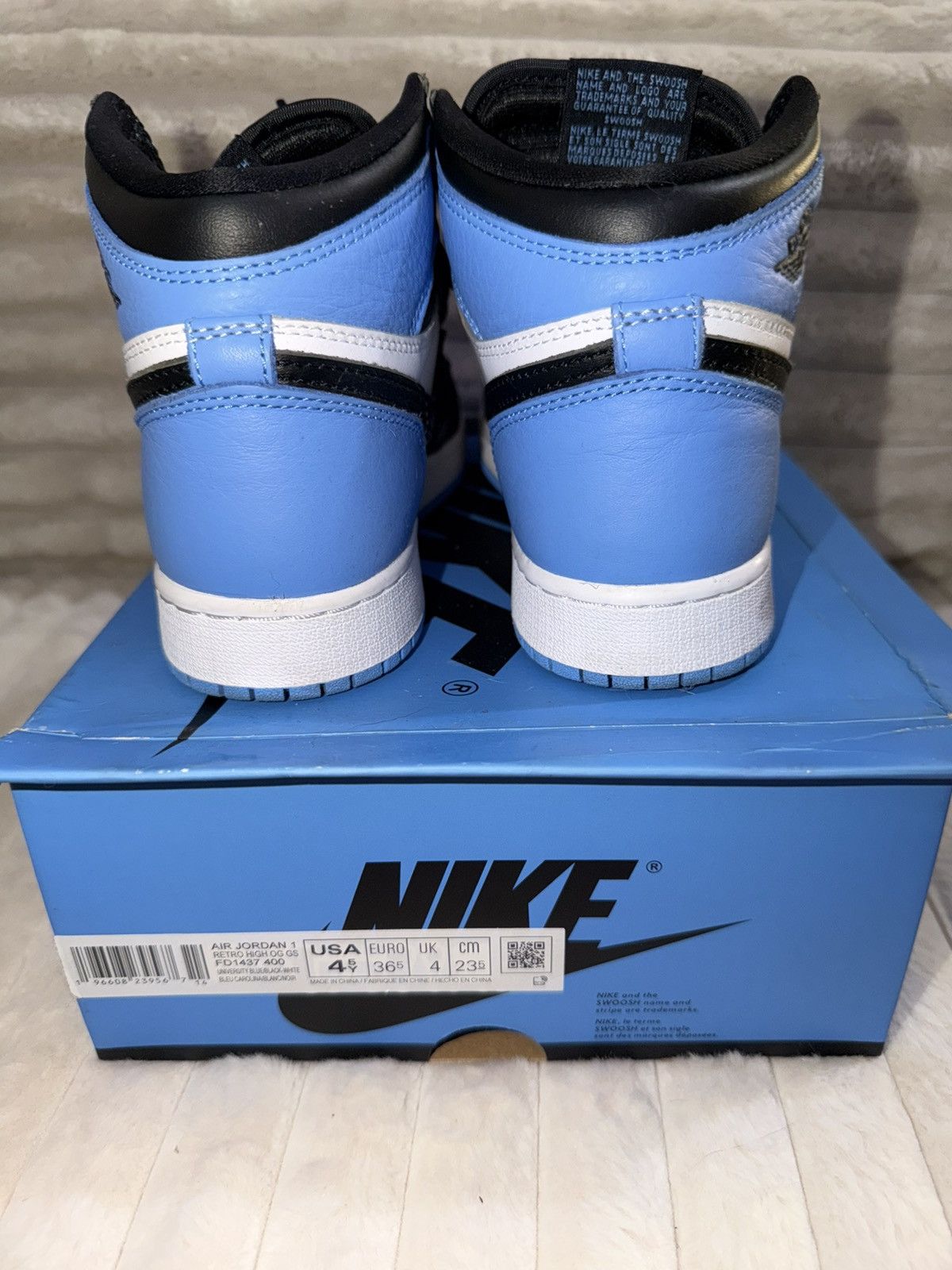 Jordan Brand Air Jordan 1 Retro High OG UNC Toe (GS) Size 4.5Y Size US 6 / IT 36 - 6 Thumbnail