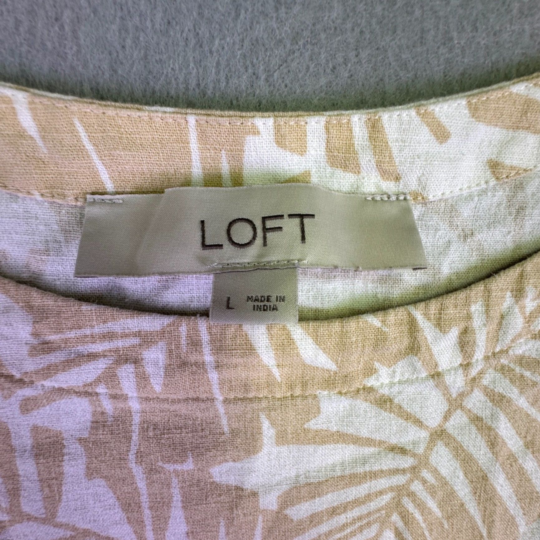 Loft LOFT Blouse Shirt Women's Large Linen Blend Palm Leaf Puff Sleeve Top Tan White Linen Blend Printed Floral Beach Vacation Casual 2-Pocket? Size L / US 10 / IT 46 - 4 Thumbnail