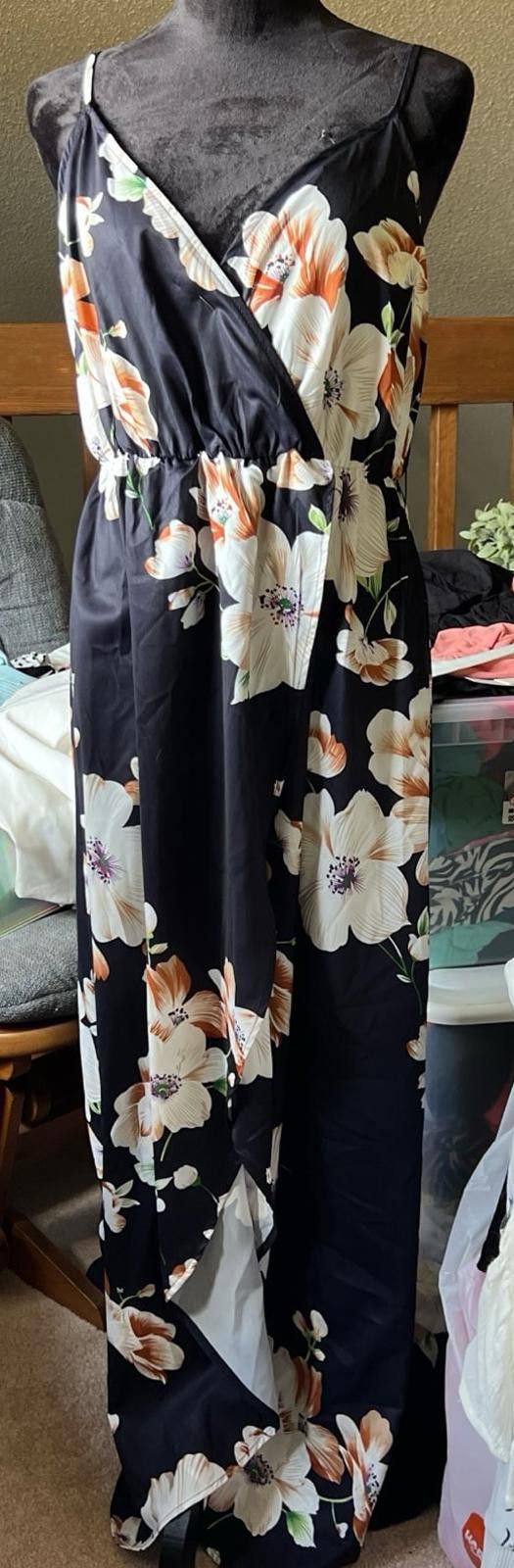 Shein Black floral maxi dress with V-neck, Size S / US 4 / IT 40 - 1 Thumbnail