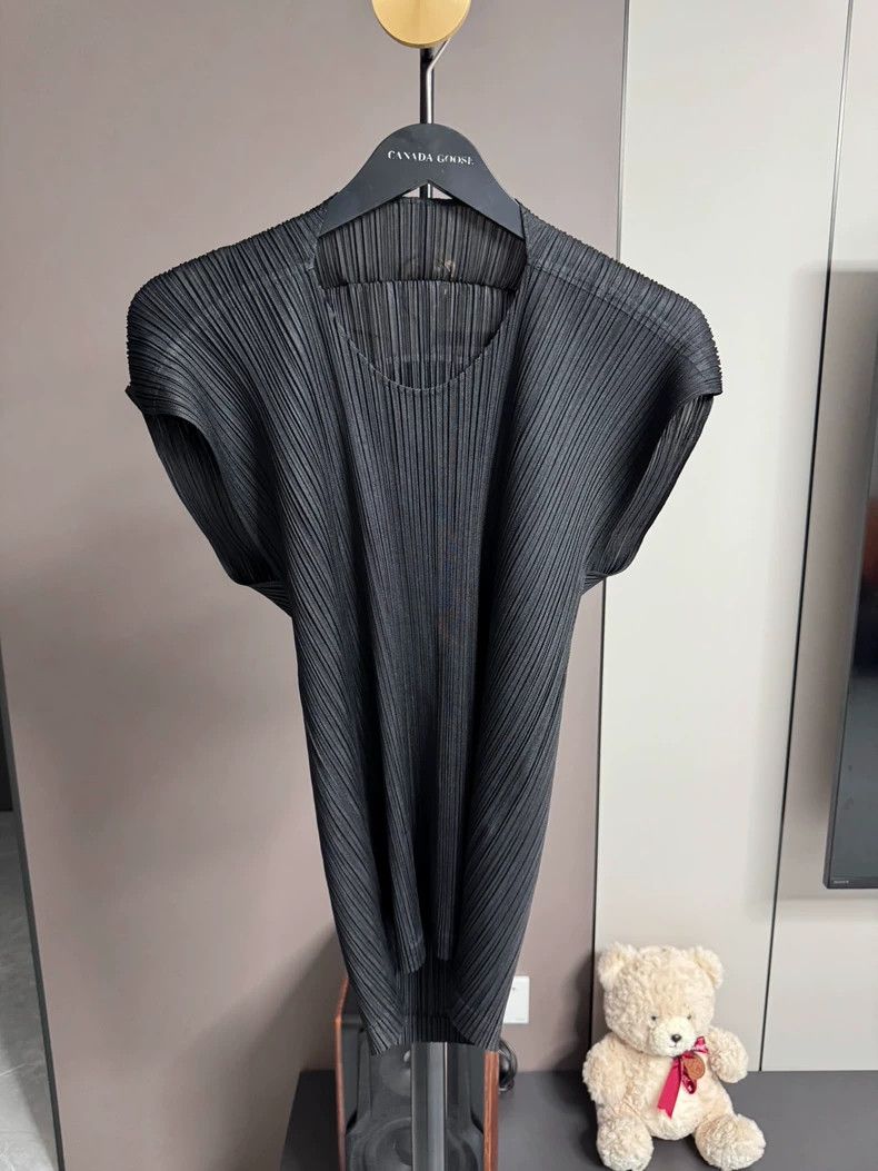 Issey Miyake Issey Miyake size:3 Black sleeveless pleated top Size S / US 4 / IT 40 - 1 Thumbnail