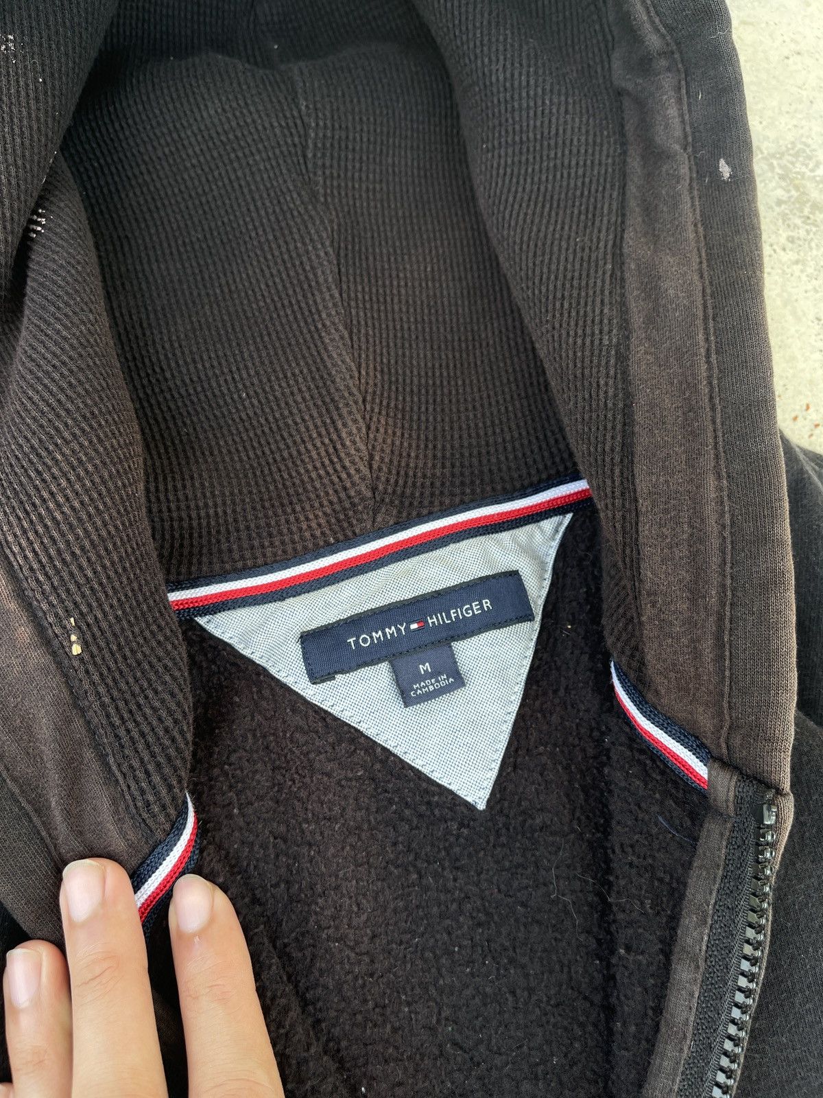 Tommy Hilfiger × Vintage Vintage Faded Black Tommy Hilfiger Zip Up Hoodie Size US L / EU 52-54 / 3 - 12 Thumbnail
