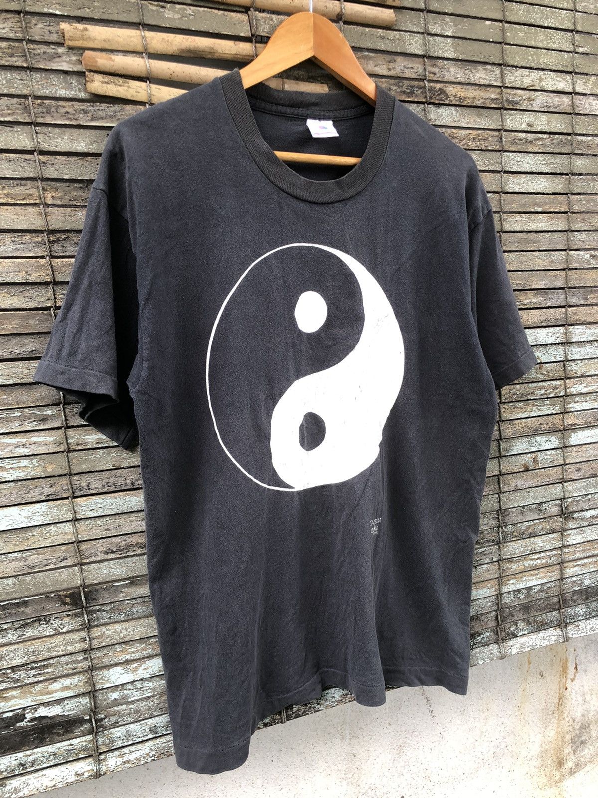 Vintage 💥Vintage💥Fashion Victim Ying And Yang Big Logo Faded Tee Size US L / EU 52-54 / 3 - 5 Thumbnail
