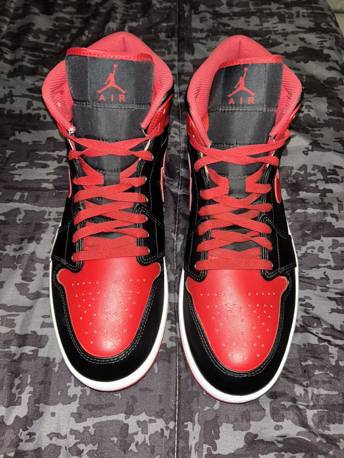 Nike Jordan 1 Mid Alternate Bred (2022) – Men’s US 12.5 Size US 12.5 / EU 45-46 - 1 Thumbnail