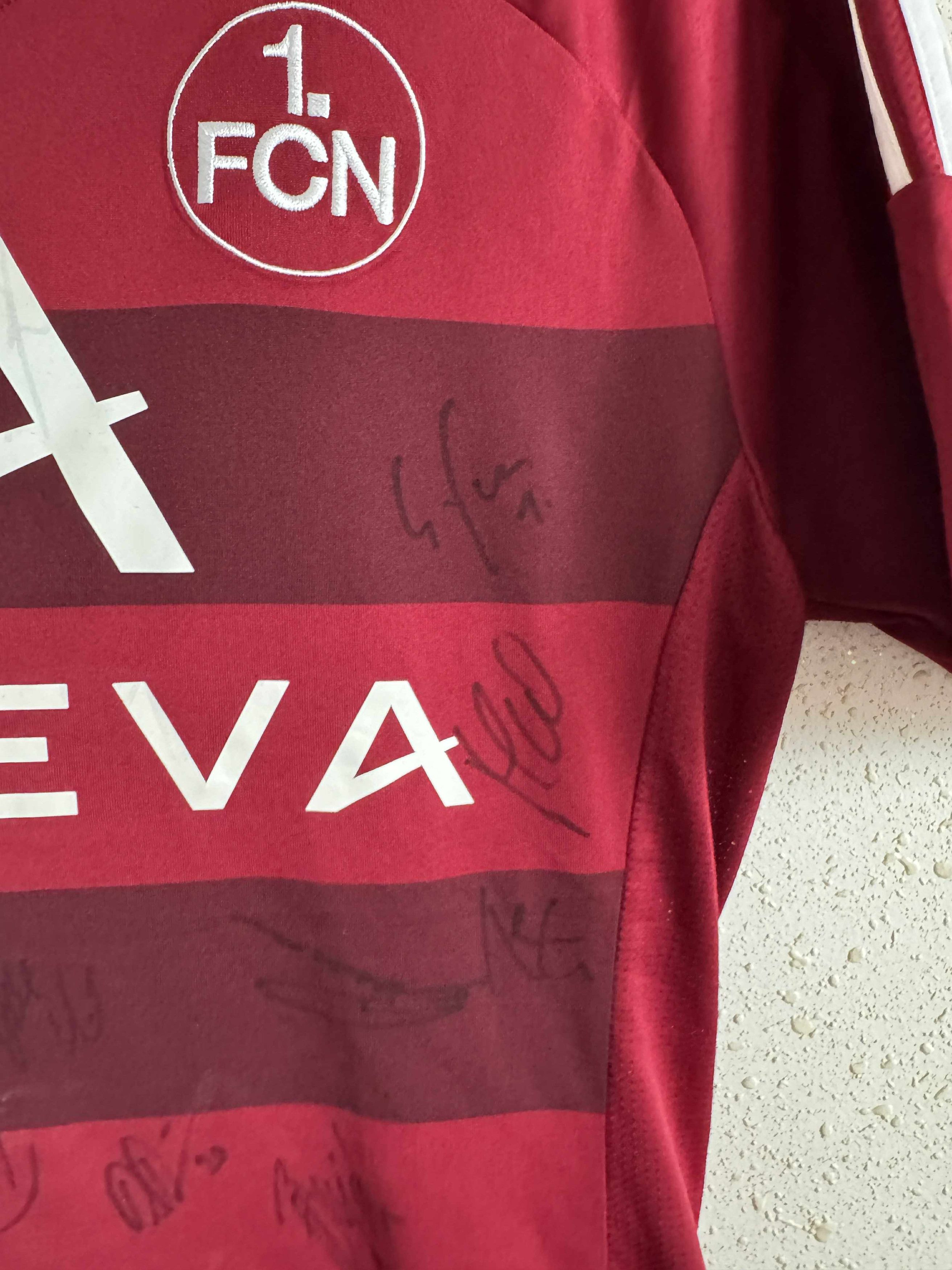 Vintage FC Nurnberg 2011/12 Home Shirt Signed All squad Size US S / EU 44-46 / 1 - 6 Thumbnail