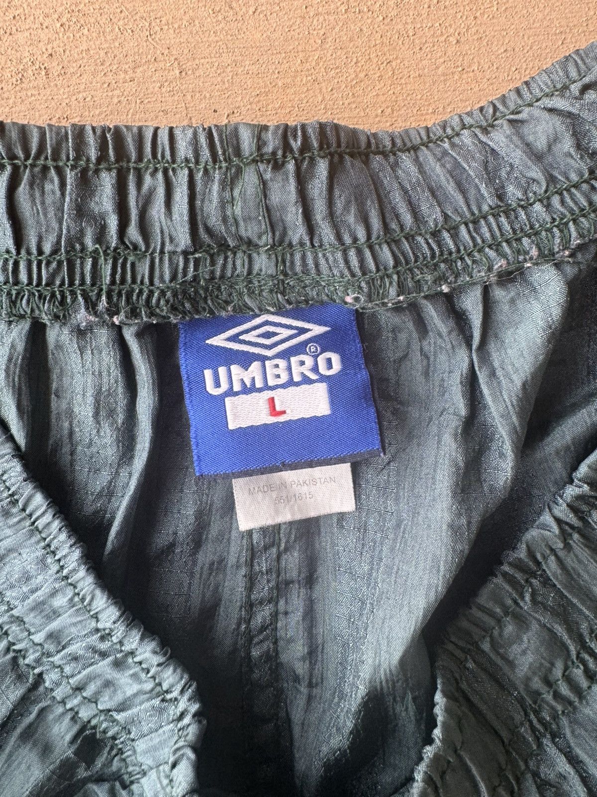 Umbro Vintage Umbro Nylon Shorts Size US 38 / EU 54 - 3 Thumbnail