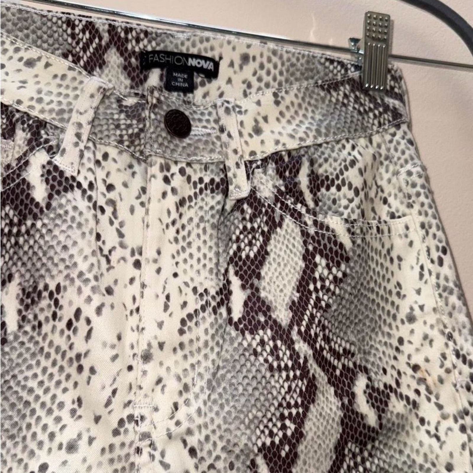 Fashion Nova Fashion Nova Snakeskin Print Skinny Pants Size Small Size 25" / US 0 / IT 36 - 3 Thumbnail