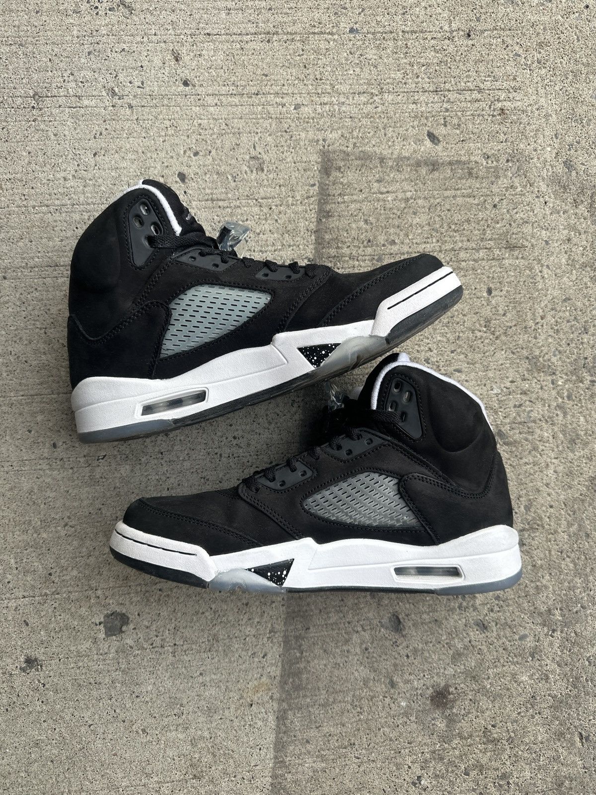 image of Mens Jordan 5 Retro Moonlight Shoes in Black (Size 8)