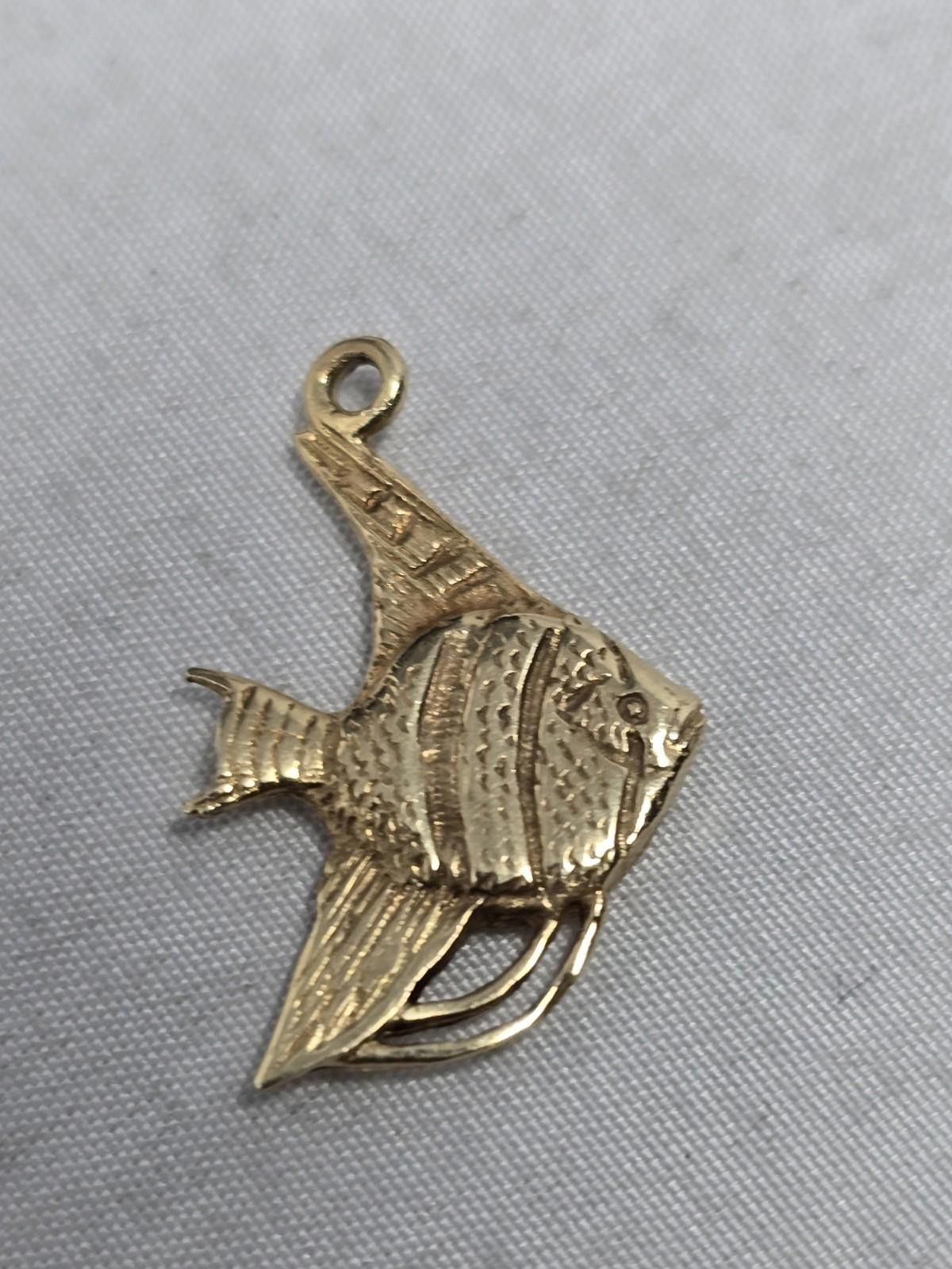 The Unbranded Brand 14K Gold Angelfish Charm Pendant Vintage Style Size ONE SIZE - 1 Thumbnail